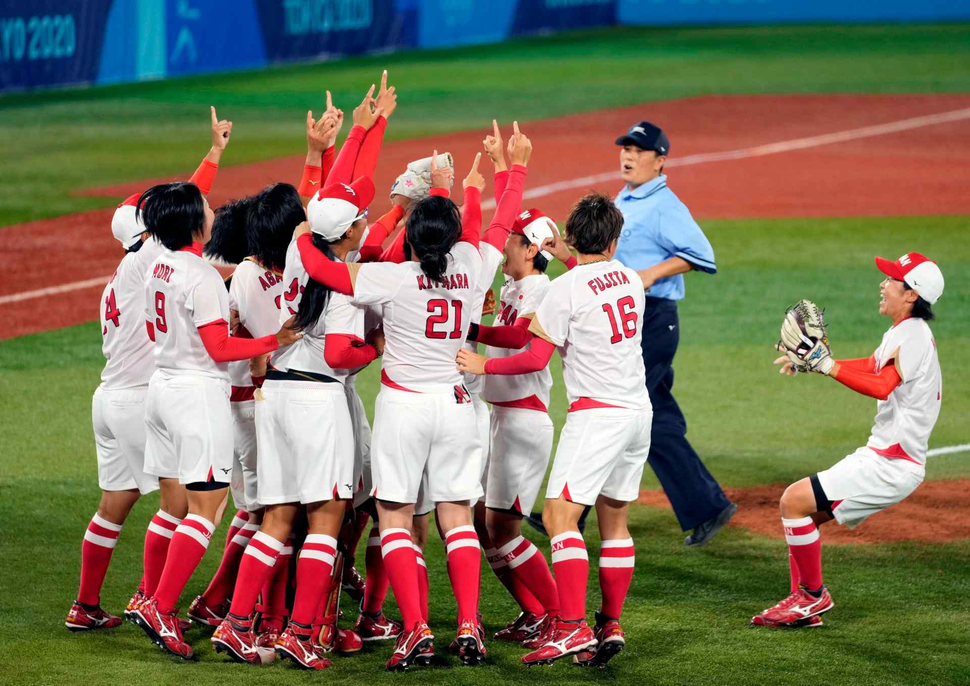 L'equip japonès celebra la victòria a la final