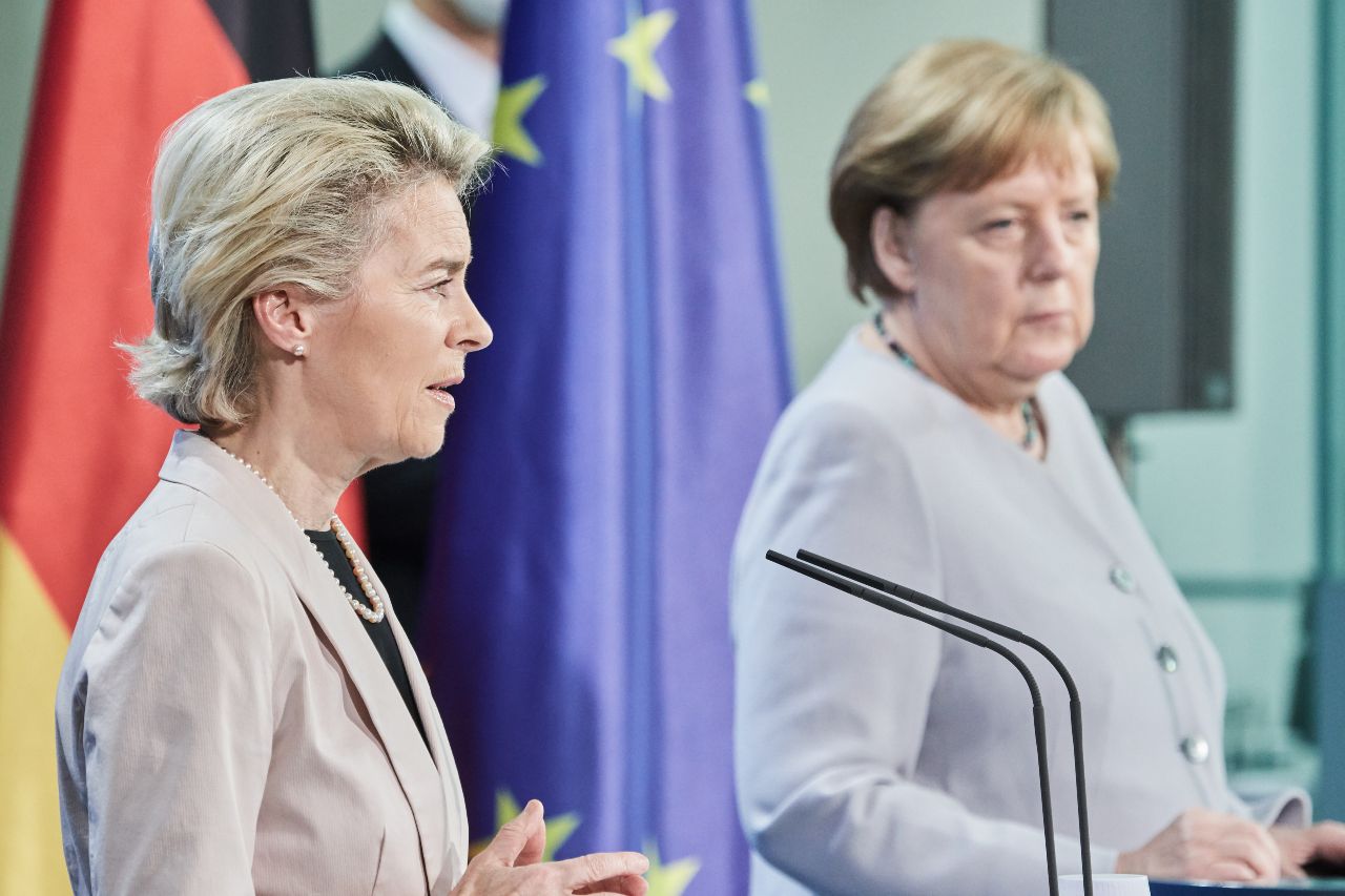 La presidenta de la Comissió Europea, Ursula von der Leyen, i la cancellera alemanya, Angela Merkel