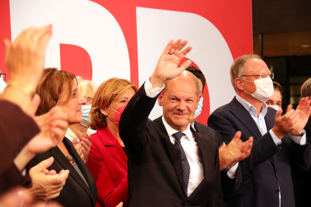 Pla mitjà del candidat de l'SPD, Olaf Scholz, aocmpanyat pels membres del partit la nit electoral