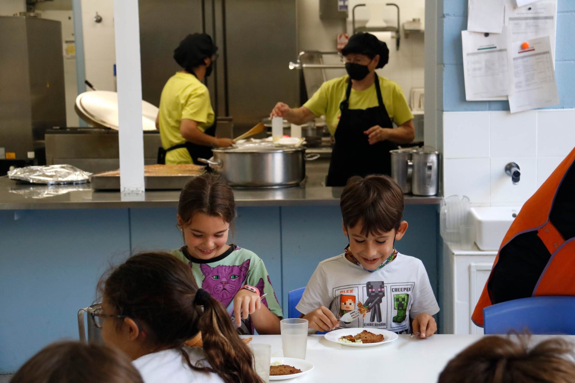 Alumnes de l'Escola Farigola del Clot durant l'hora de dinar. Alumnes de l'Escola Farigola del Clot durant l'hora de dinar.