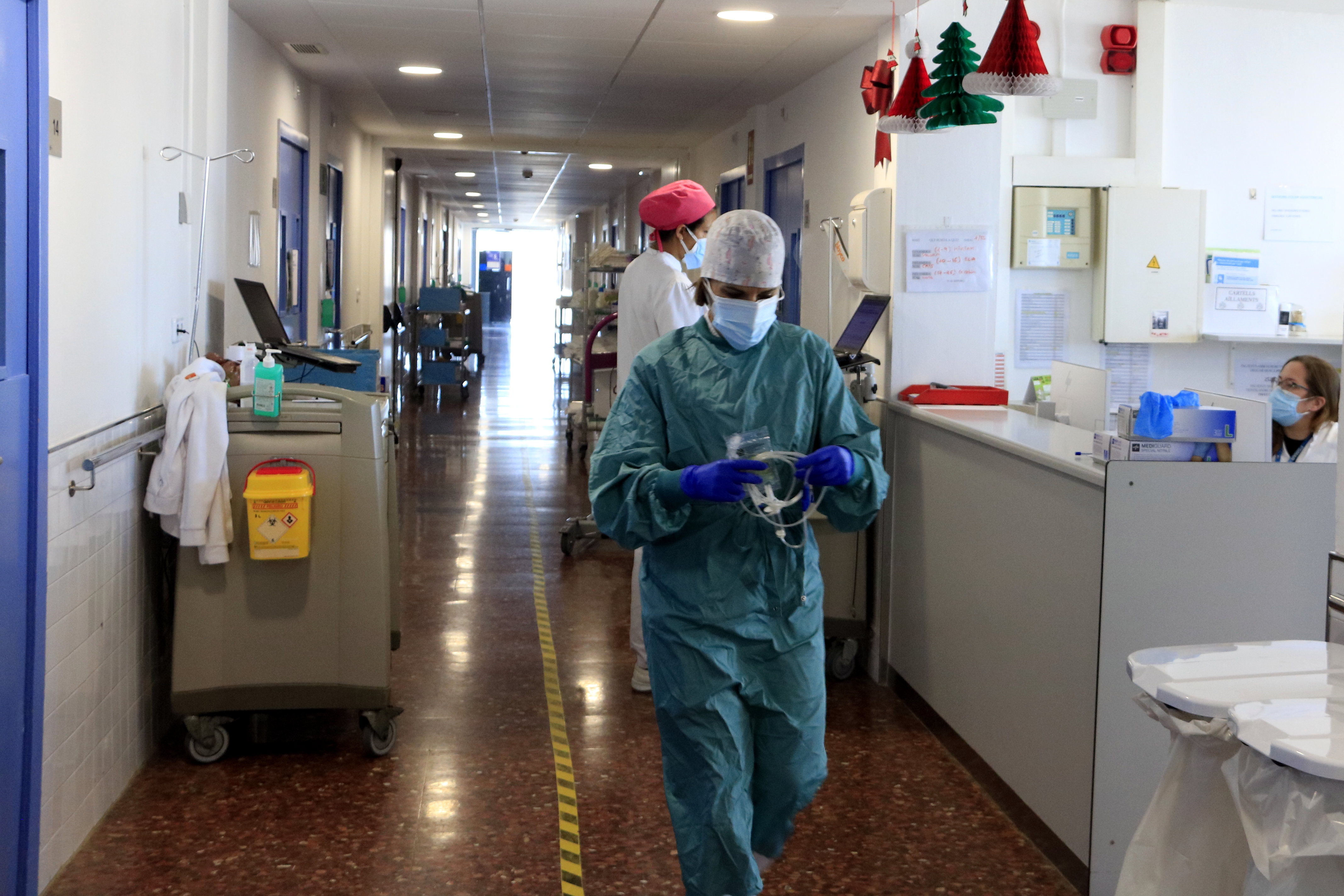 Una infermera avança per la novena planta de l'Hospital del Mar, de Malalties Infeccioses, en la sisena onada de la pandèmia, unes setmanes abans de Nadal.