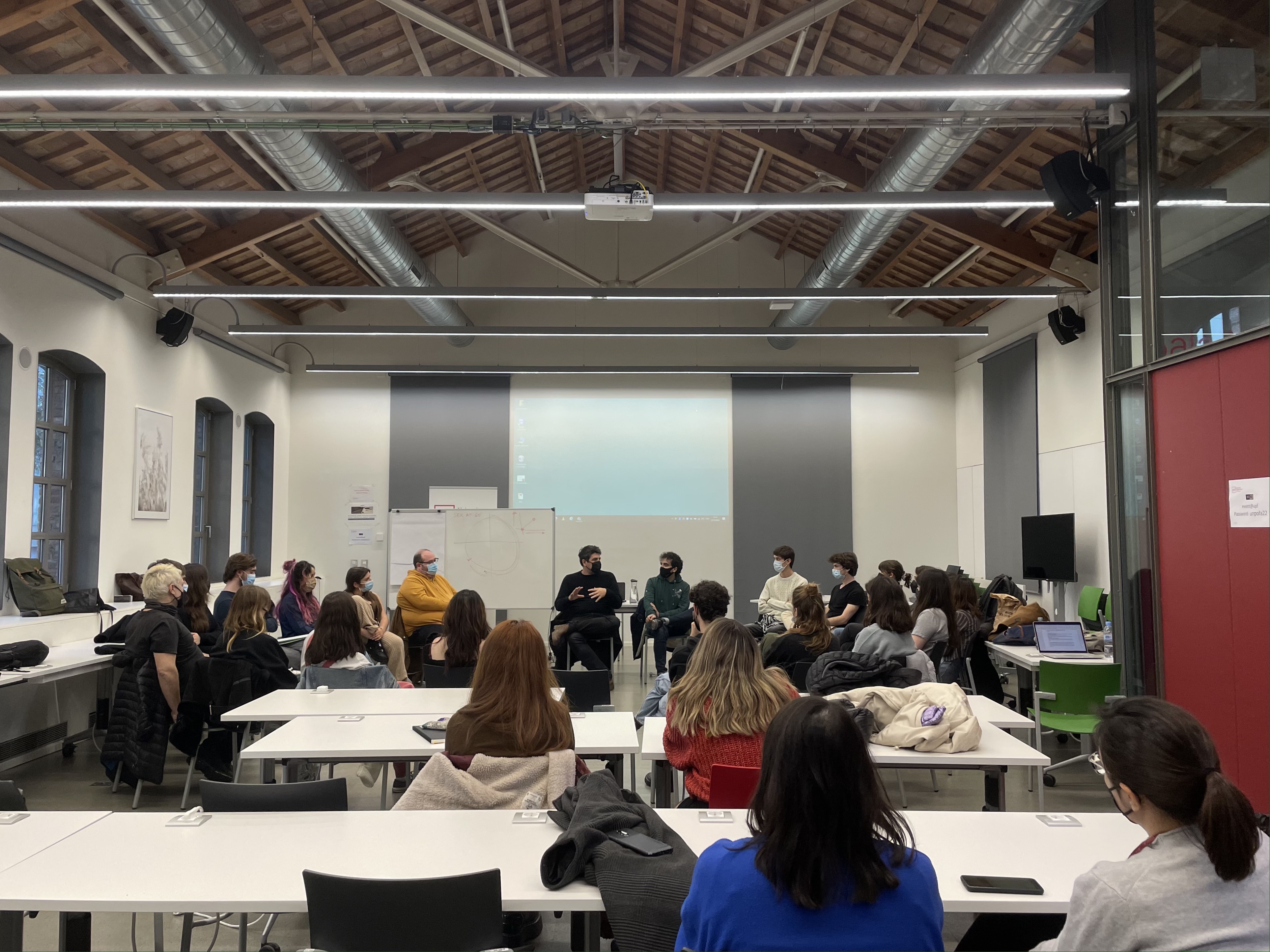 Cesc Gay fent una xerrada als alumnes de comunicació audiovisual de la UPF