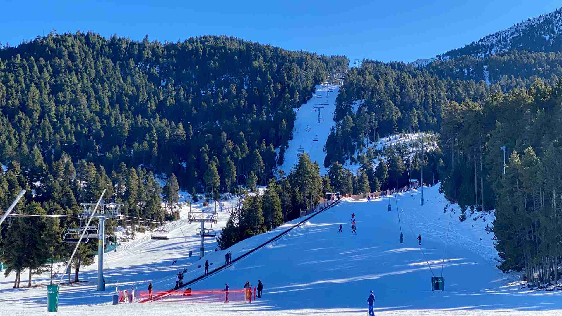 Esquiadors baixant per una de les pistes de l'estació de Masella (Cerdanya).
