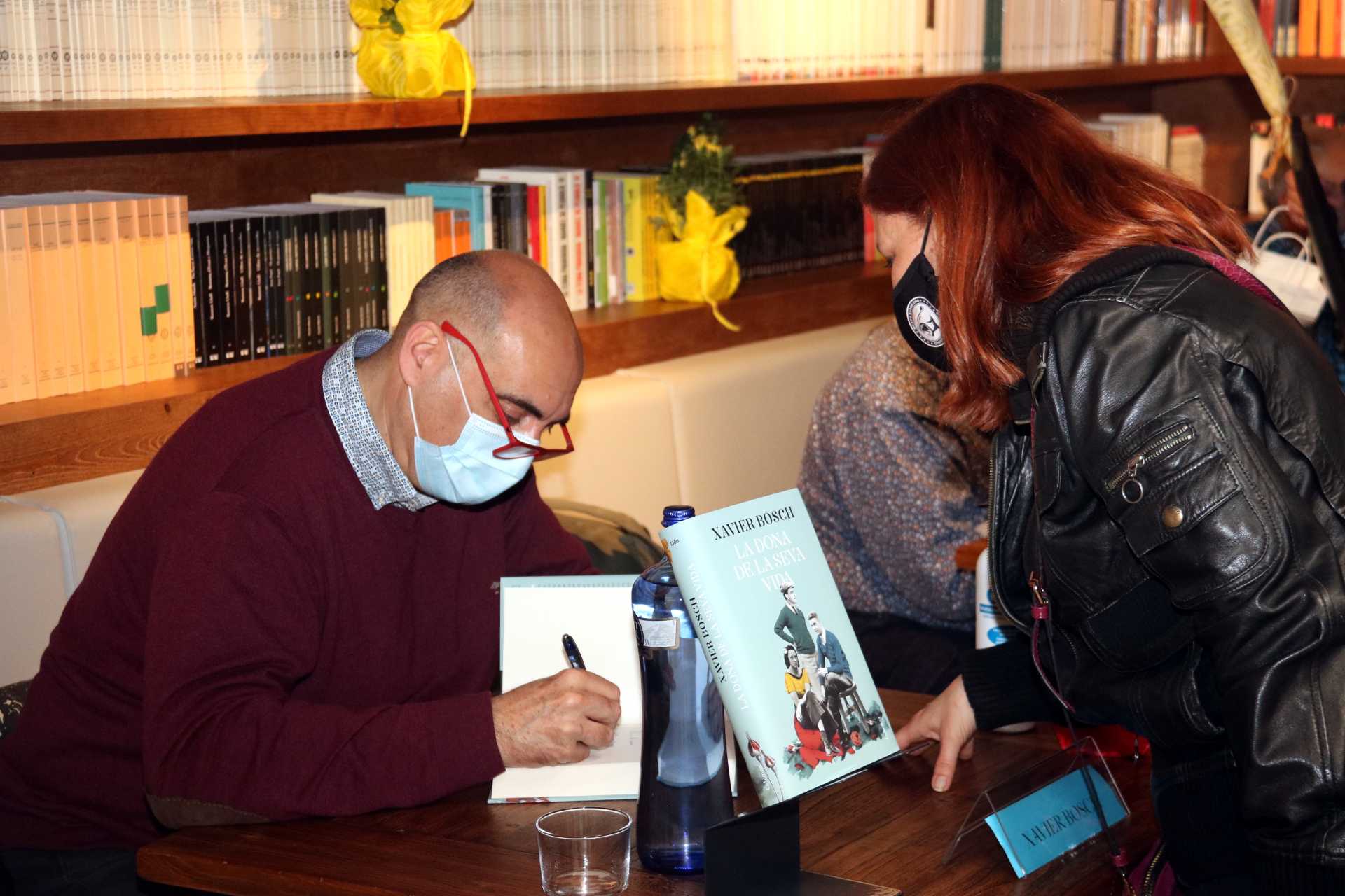 L'escriptor Xavier Bosch signa exemplars del llibre 'La dona de la seva vida' a la llibreria Ona, el 23 d'abril del 2021