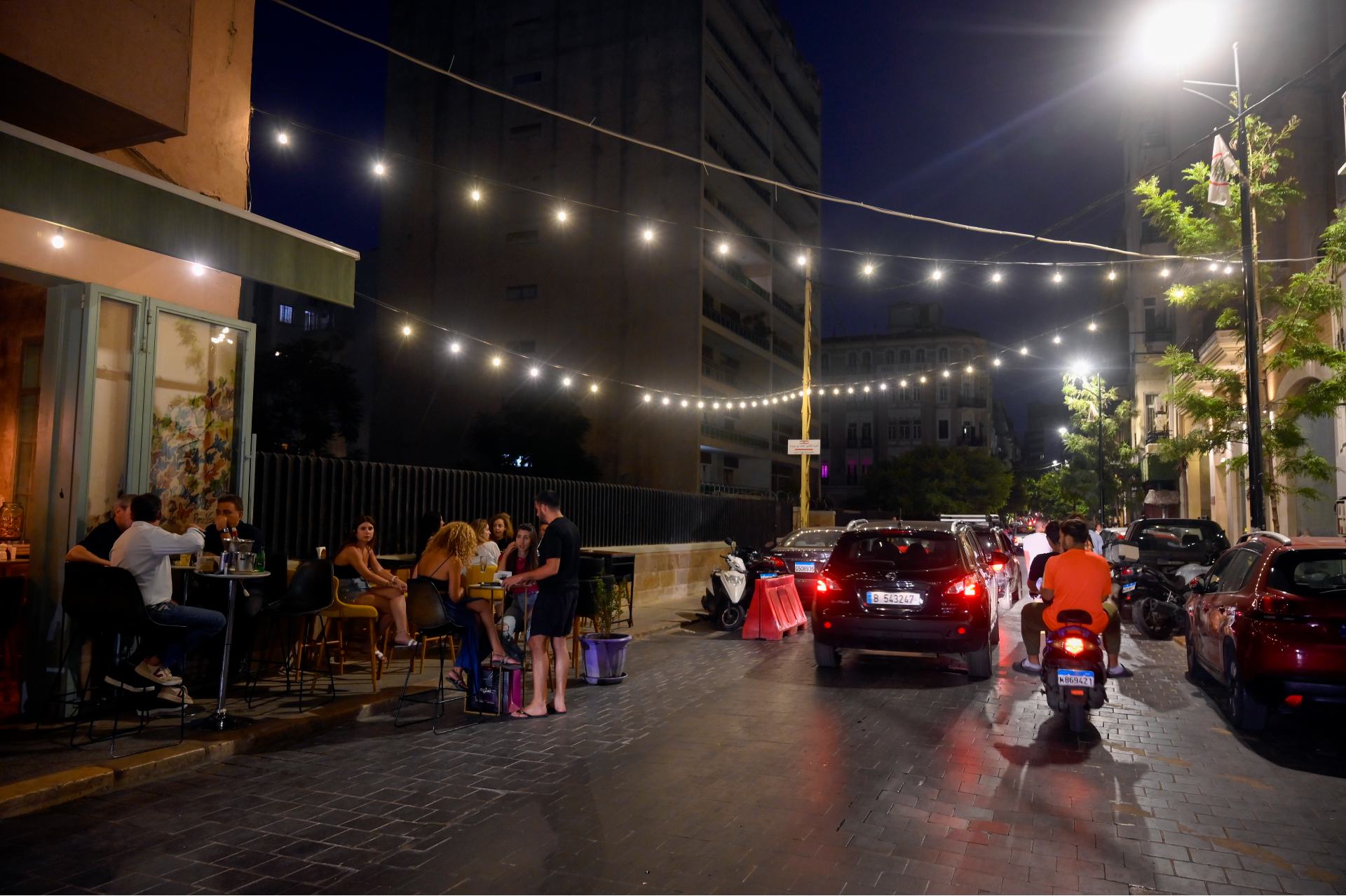 Beirutís seuen fora d'un bar al barri de Gemmayze Beirutís seuen fora d'un bar al barri de Gemmayze