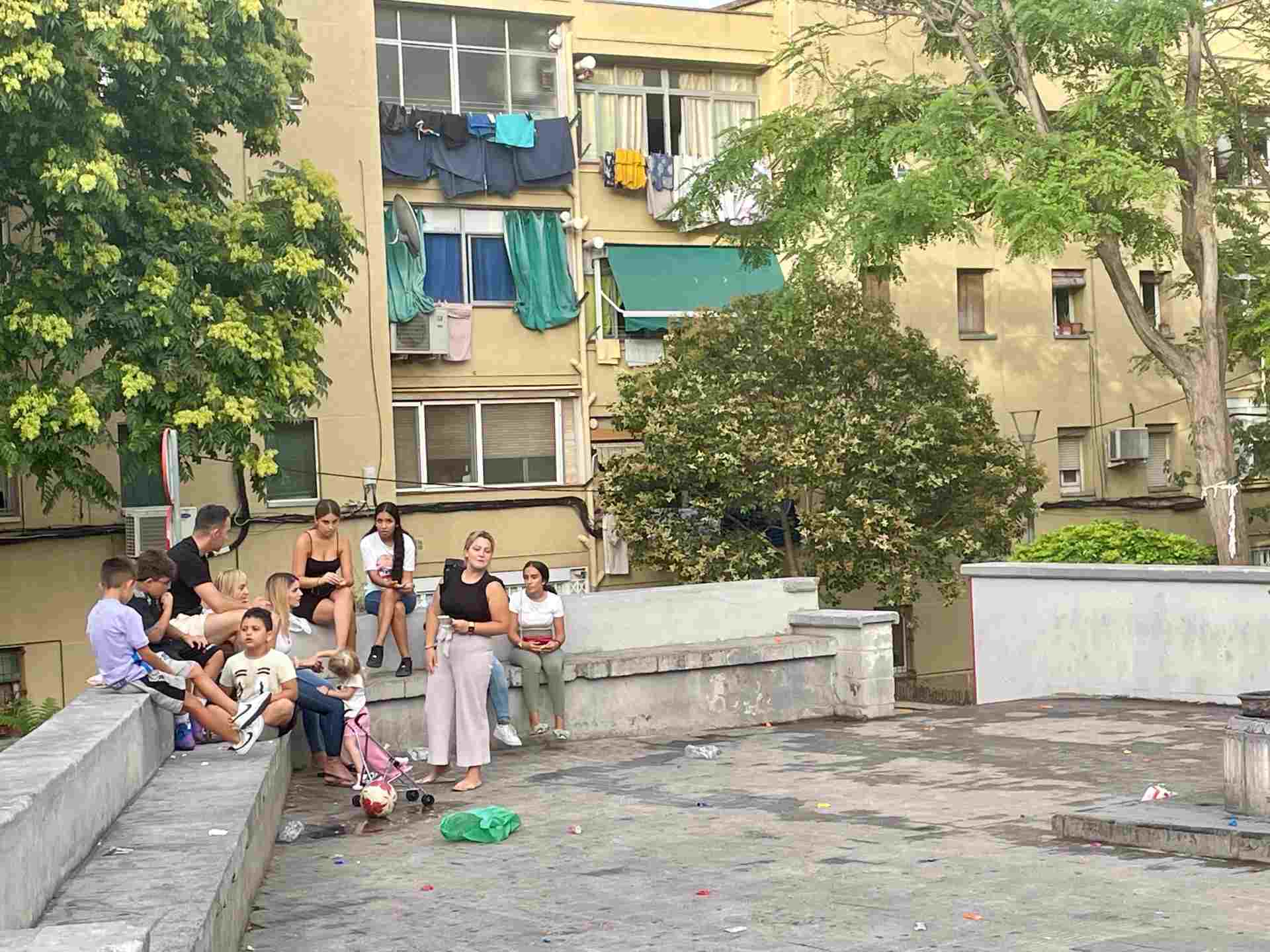 Joves del barri de la Florida passen la tarda a la plaça dels blocs Joves del barri de la Florida passen la tarda a la plaça dels blocs