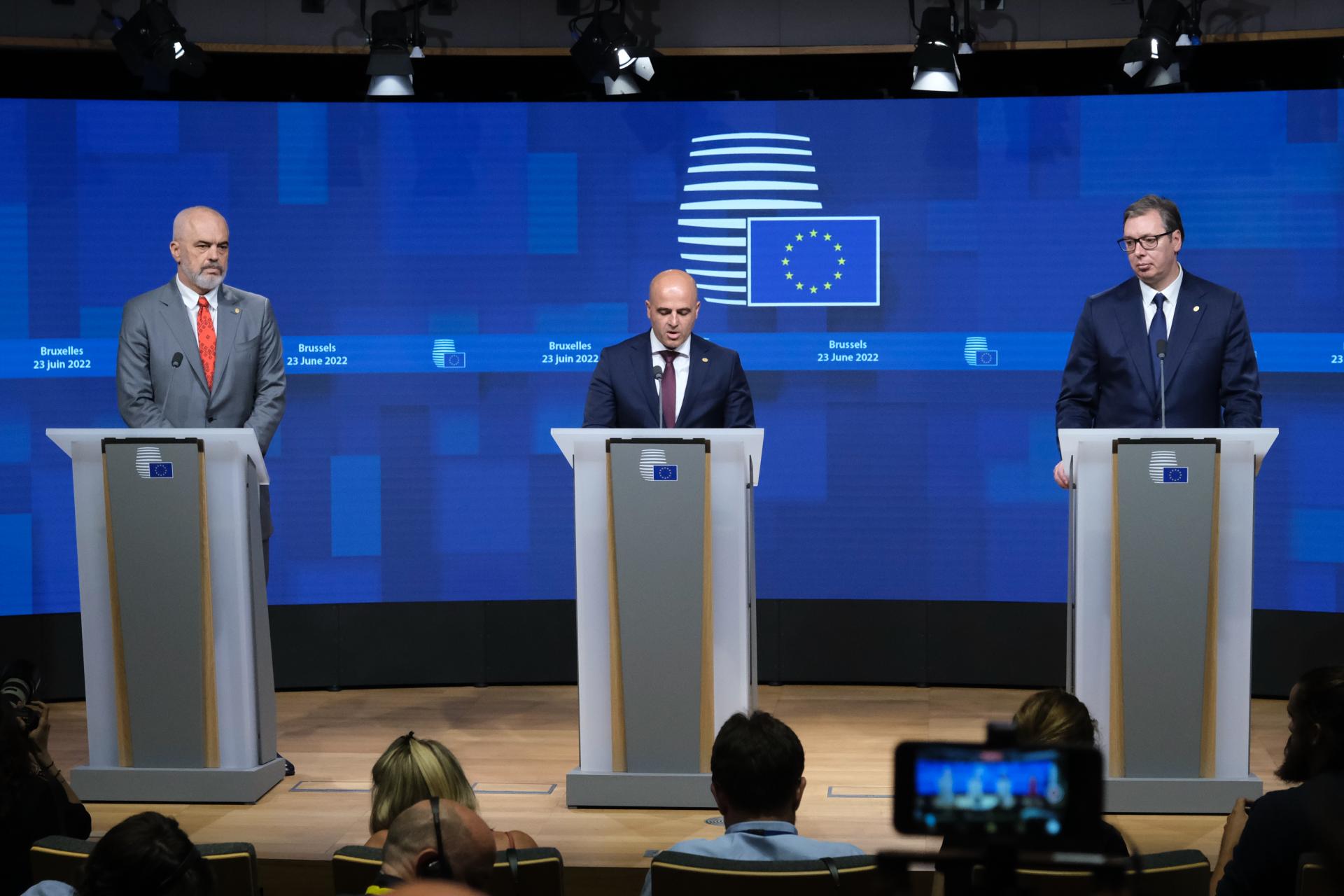 Els primers minsitres d'Albània i Macedònia del Nord, i el president de Sèrbia en una reunió de líders balcànics el juny a Brussel·les