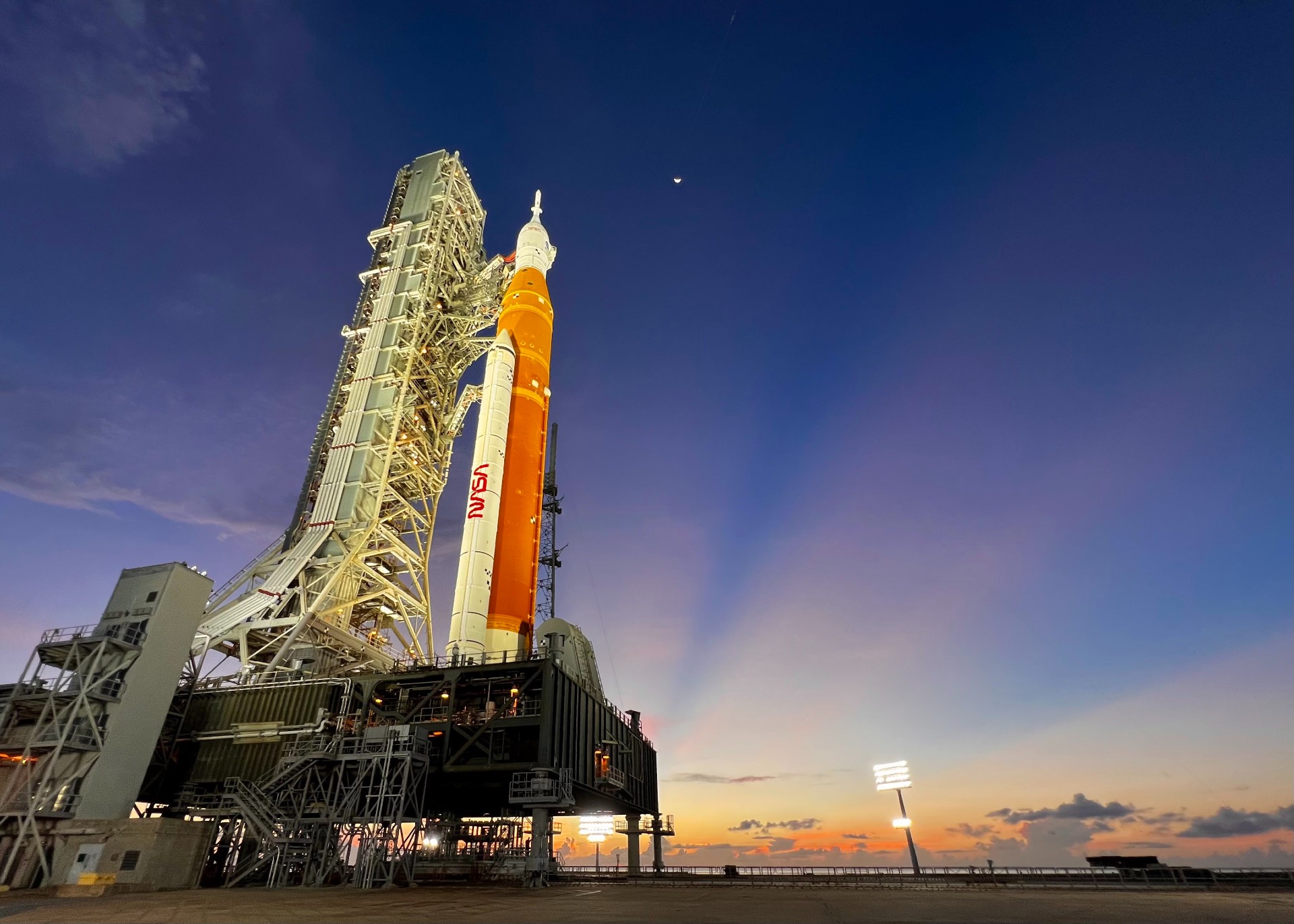 La NASA enceta dilluns el programa lunar Artemis I, amb el llançament de la nau Orion que viatja dins d'aquest coet