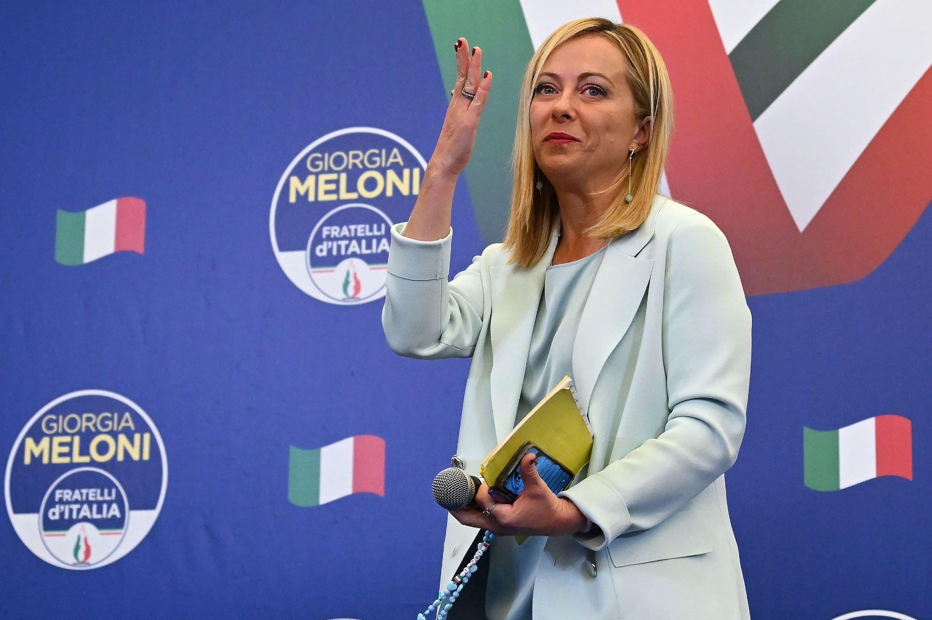 Meloni ahir a la nit després de guanyar les eleccions