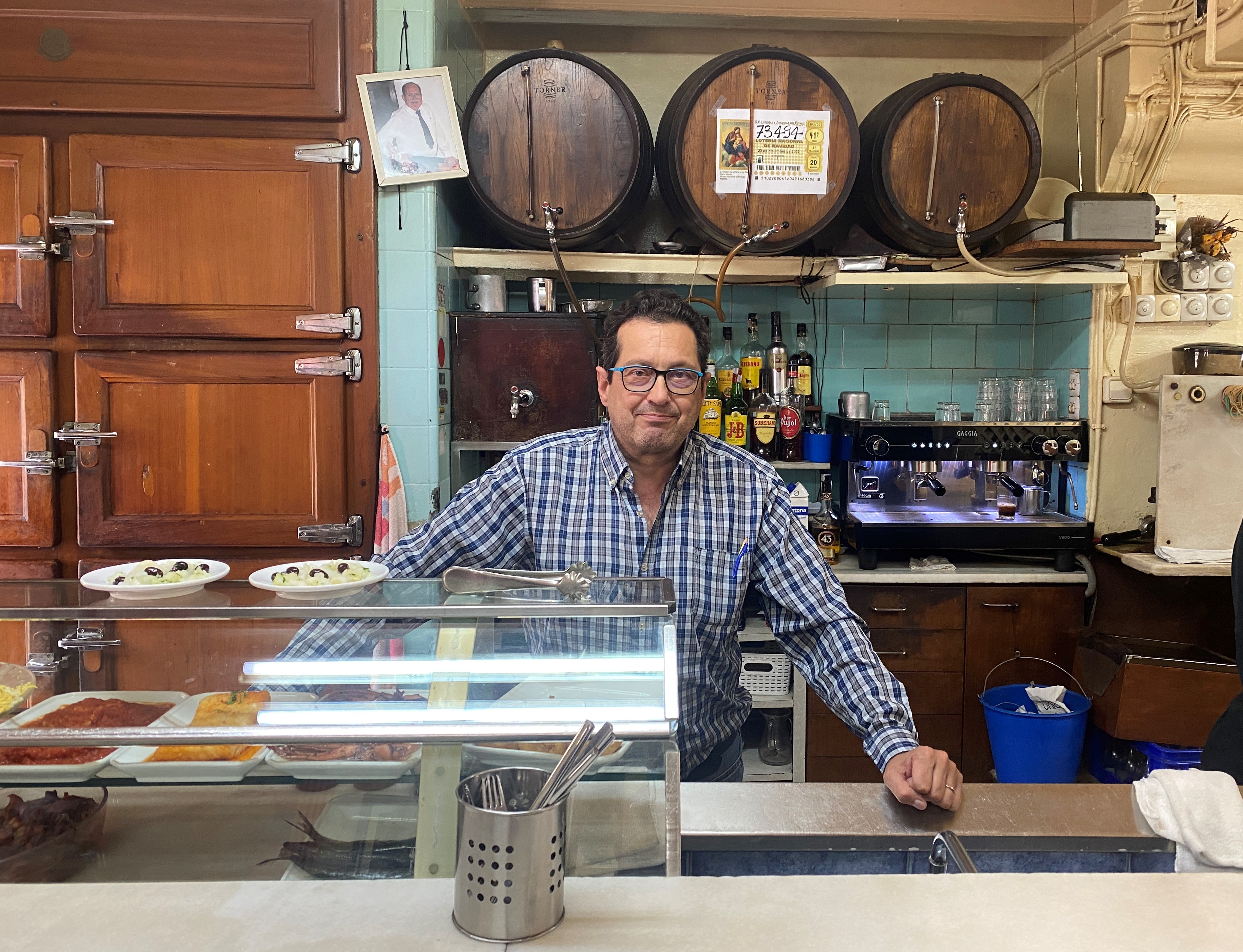 Josep Maria Soler, propietari, a la barra del bar de tapes La Cova Fumada