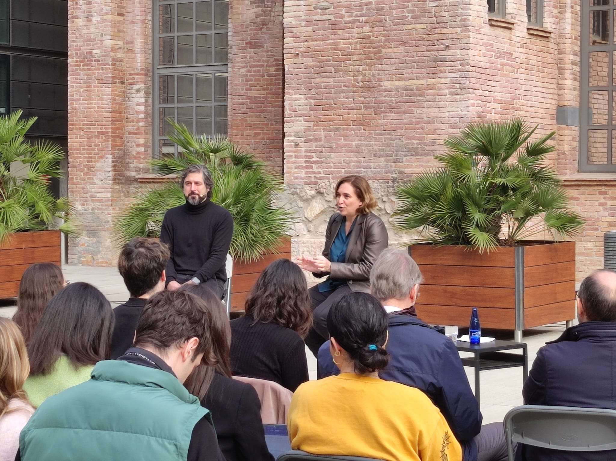 Ada Colau amb el director del Diari de Barcelona, Roger Cassany, a la plaça Gutenberg de la UPF