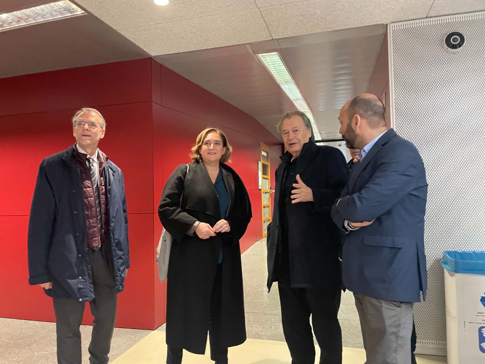 L'alcaldessa a les instal·lacions de la UPF amb Oriol Amat, rector; Jordi Balló, cap del Departament de Comunicació; Carles Pont, degà, i Marcel Mauri, director del Grau de Periodisme