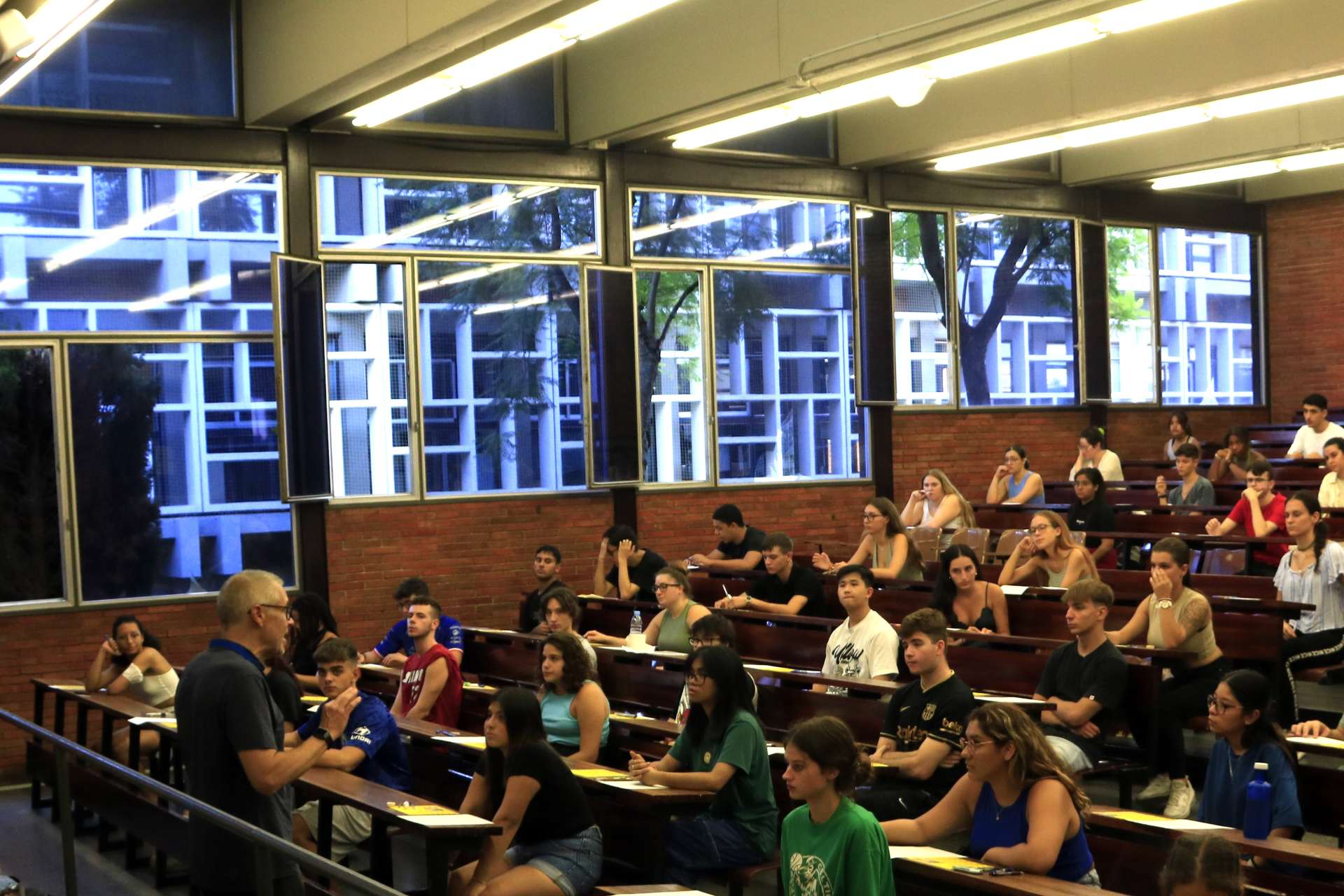 Estudiants en una aula de la Facultat d'Economia i Empresa de la Universitat de Barcelona a punt de començar el primer examen de la convocatòria de setembre de la prova d'accés a la universitat (PAU).