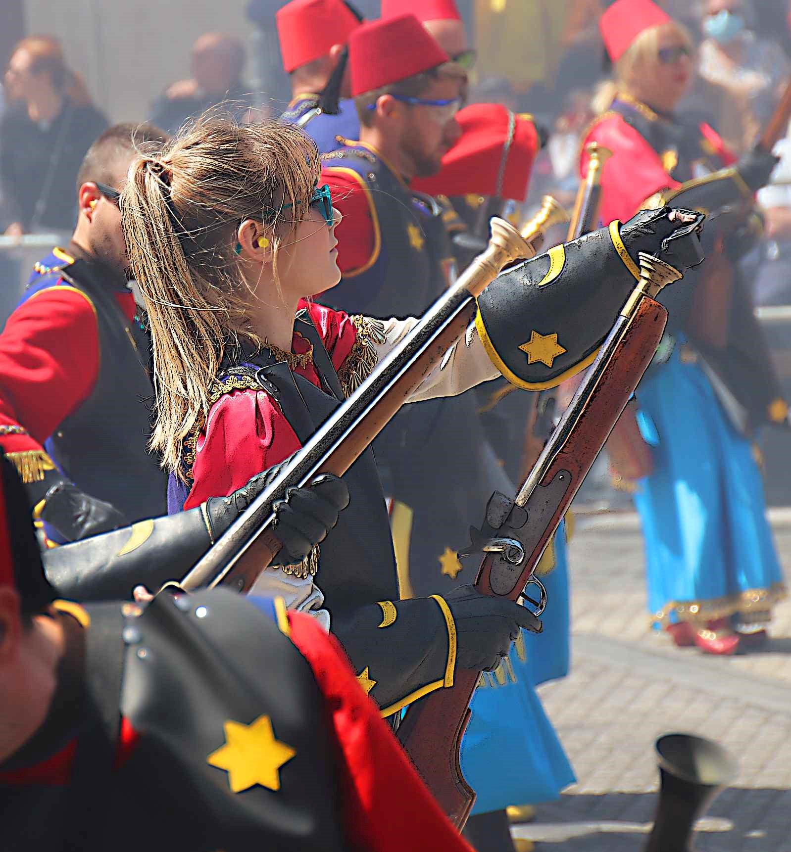 Una dona a la festivitat de Moros i Cristians de l'Alcoi Una dona a la festivitat de Moros i Cristians de l'Alcoi