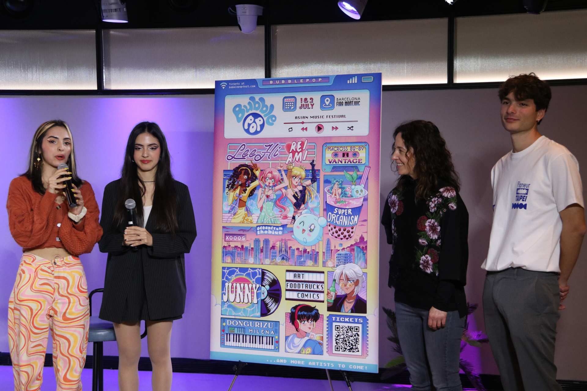 Presentació del cartell del BubblePop amb la directora general de FICOMIC, Meritxell Puig, i les creadores del cartell, les artistes Hanavbara Presentació del cartell del BubblePop amb la directora general de FICOMIC, Meritxell Puig, i les creadores del cartell, les artistes Hanavbara