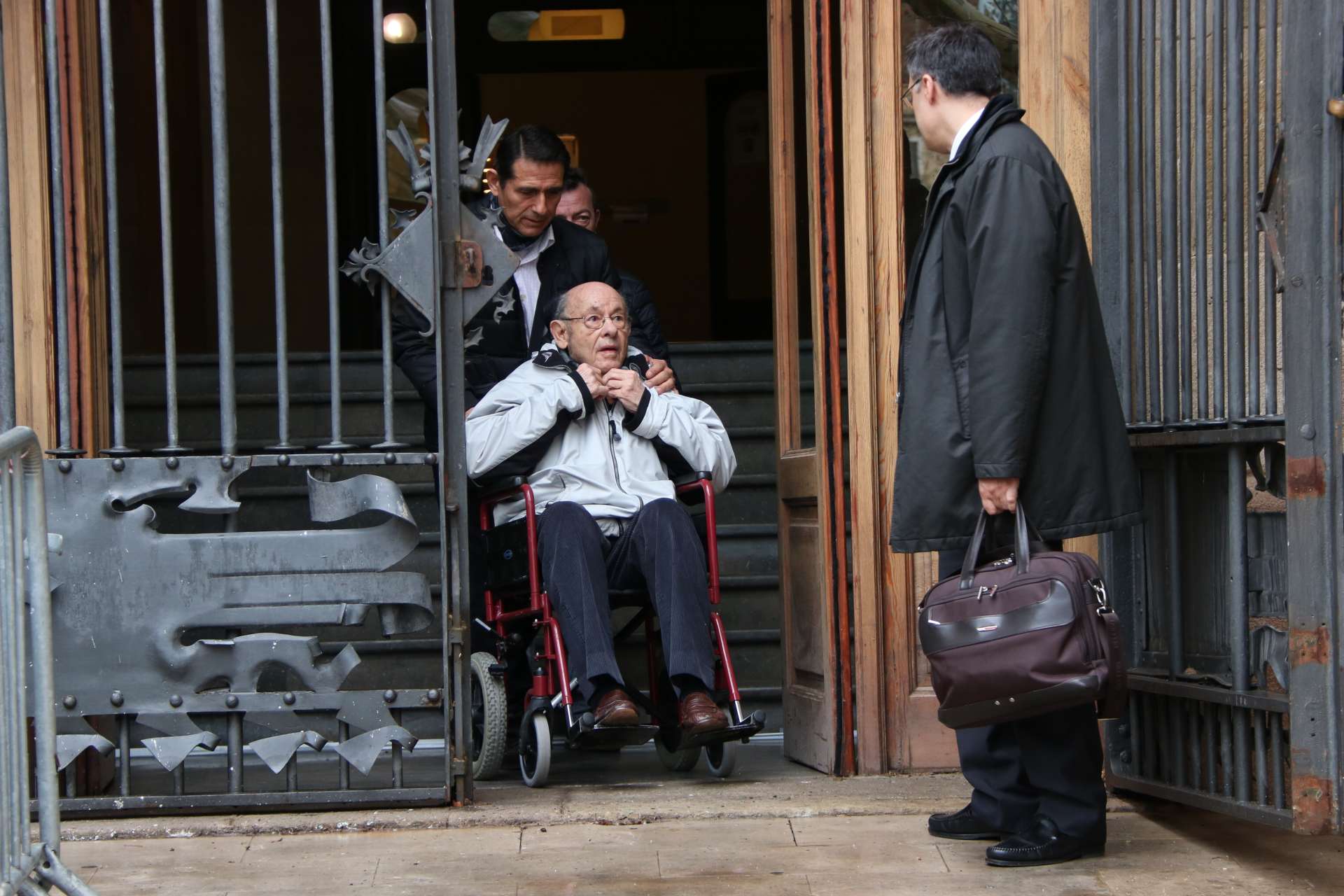 Pla general de la sortida de Fèlix Millet del TSJC després de la vista oral sobre les mesures cautelars pel cas Palau Pla general de la sortida de Fèlix Millet del TSJC després de la vista oral sobre les mesures cautelars pel cas Palau