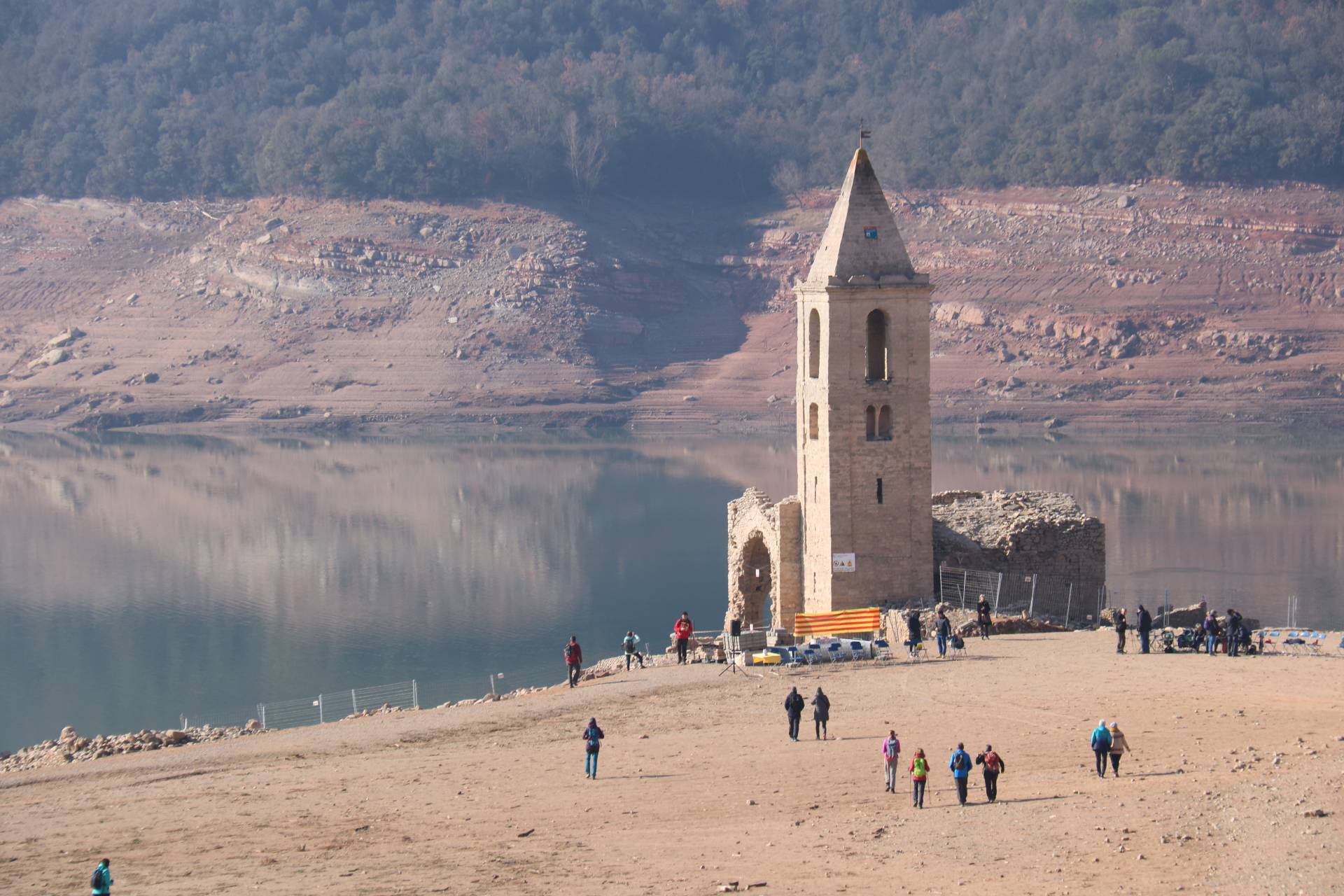Visitants al campanar de Sant Romà de Sau