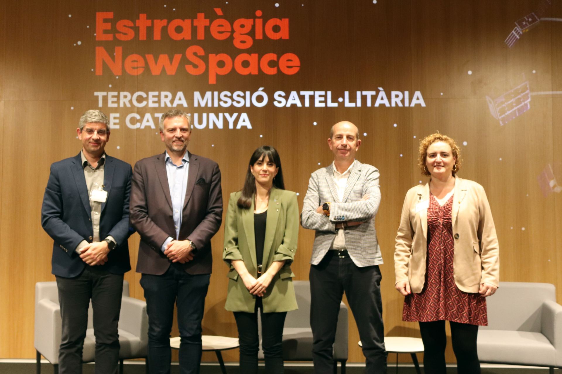La secretària de Polítiques Digitals, Gina Tost, amb els responsables de les empreses que posaran en marxa el tercer nanosatèl·lit, el Minairó