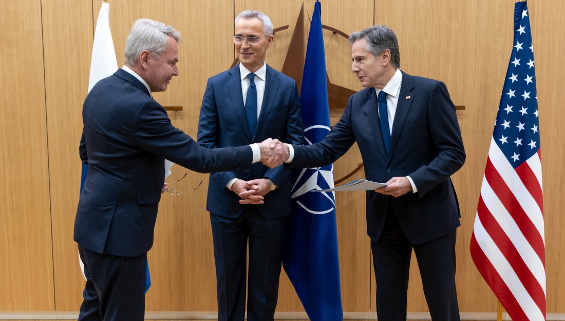 El ministre d'Exteriors de Finlàndia, Pekka Haavisto, entrega els documents que formalitzen l'entrada a l'OTAN al secretari d'estat dels Estats Units, Antony Blinken. El ministre d'Exteriors de Finlàndia, Pekka Haavisto, entrega els documents que formalitzen l'entrada a l'OTAN al secretari d'estat dels Estats Units, Antony Blinken.