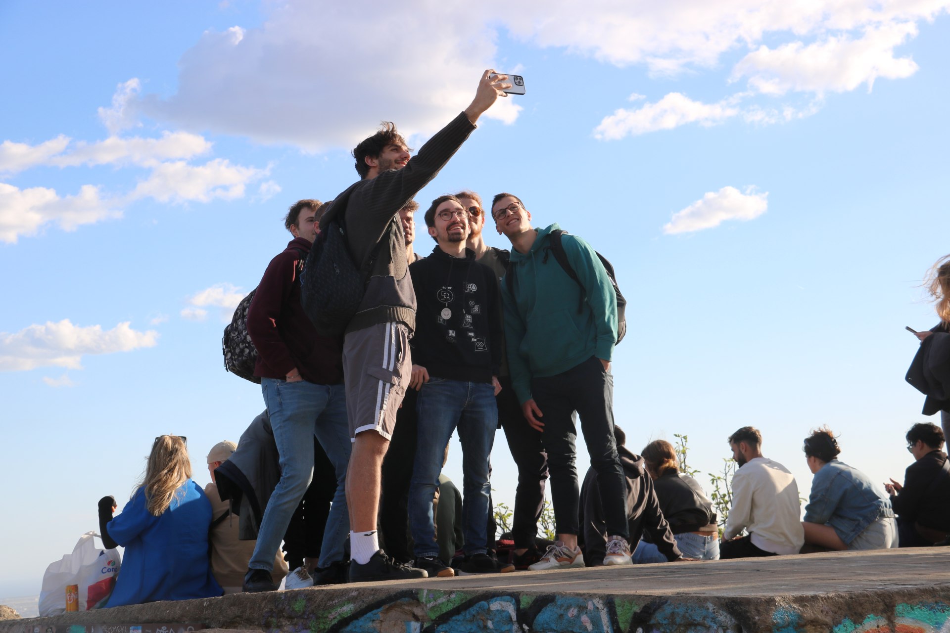 Un grup de joves es fotografia als búnquers del Carmel a mitjans d'abril del 2023