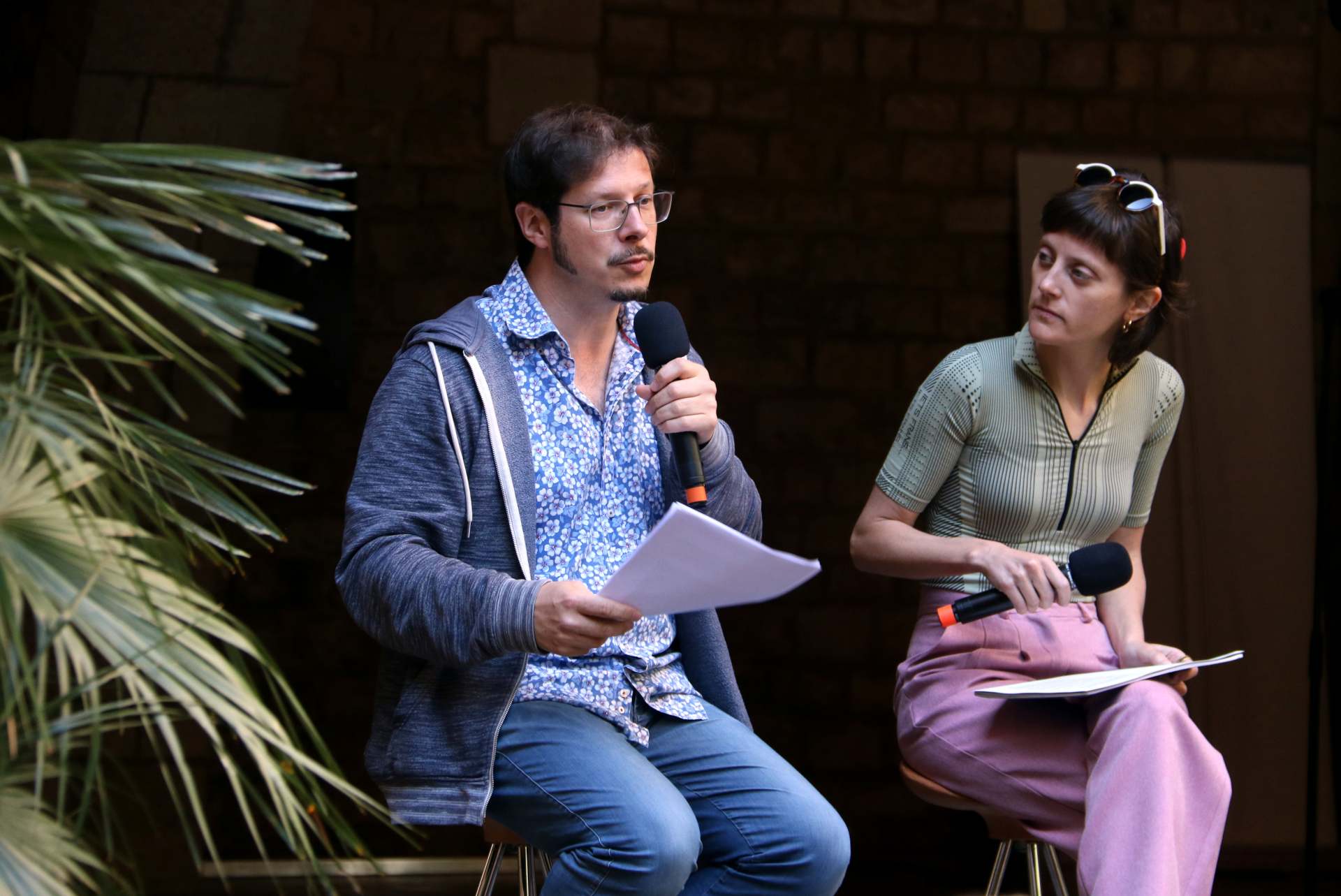 Els comissaris del festival Barcelona Poesia, Josep Pedrals i Maria Callís, presenten la 26a edició al verger del Museu Frederic Marès Els comissaris del festival Barcelona Poesia, Josep Pedrals i Maria Callís, presenten la 26a edició al verger del Museu Frederic Marès