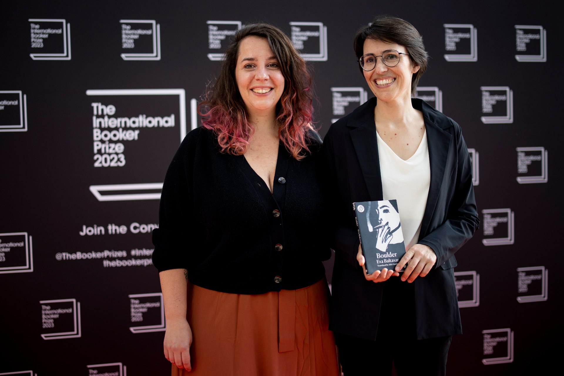 L'escriptora catalana Eva Baltasar (esquerra) i la traductora Julia Sanches (dreta) preseleccionades per 'Boulder' al premi Booker Internacional 2023