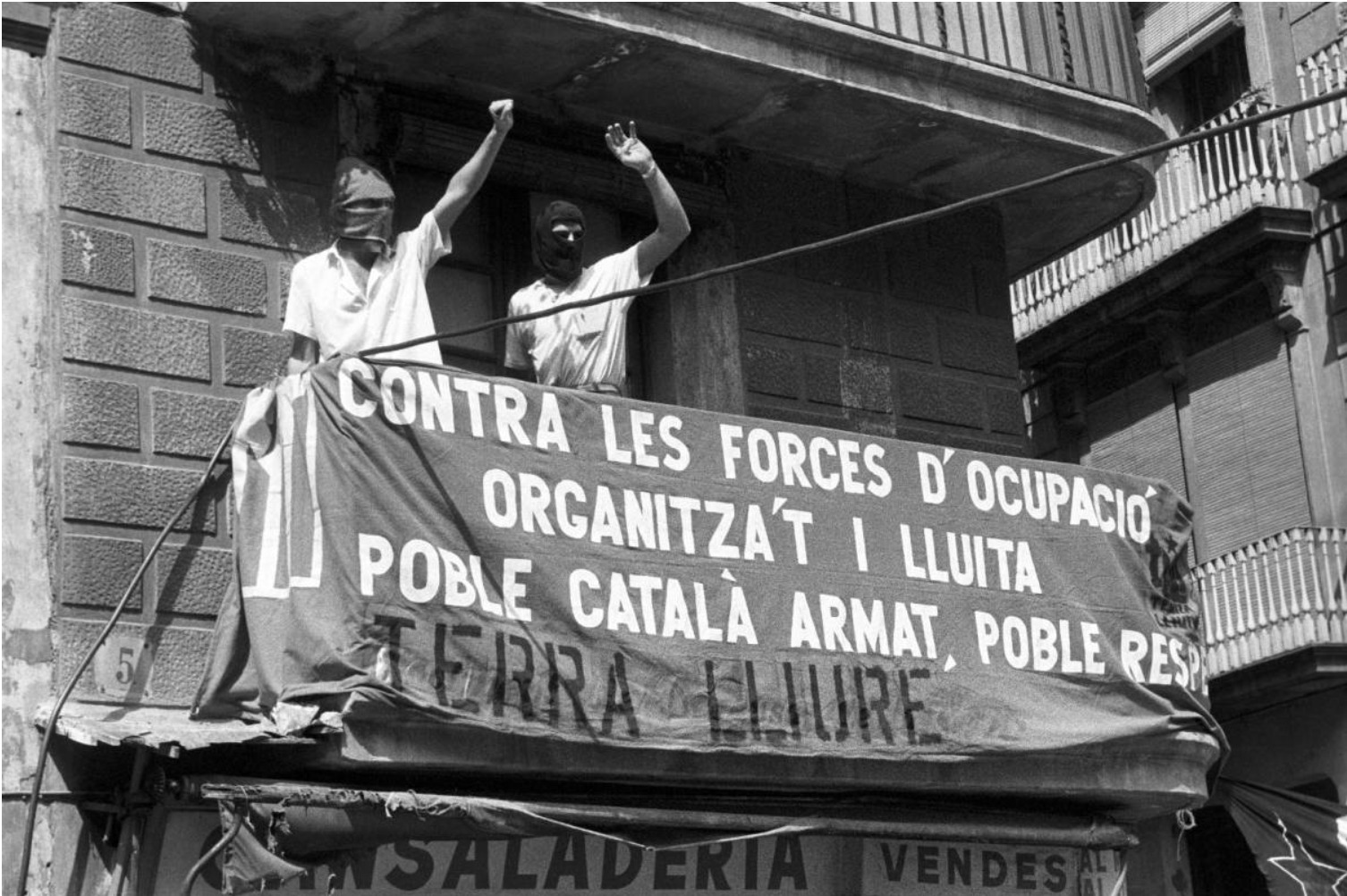 Dos militants emmascarats de Terra Lliure penjant una pancarta a la Diada de l’11 de Setembre de 1986 Dos militants emmascarats de Terra Lliure penjant una pancarta a la Diada de l’11 de Setembre de 1986