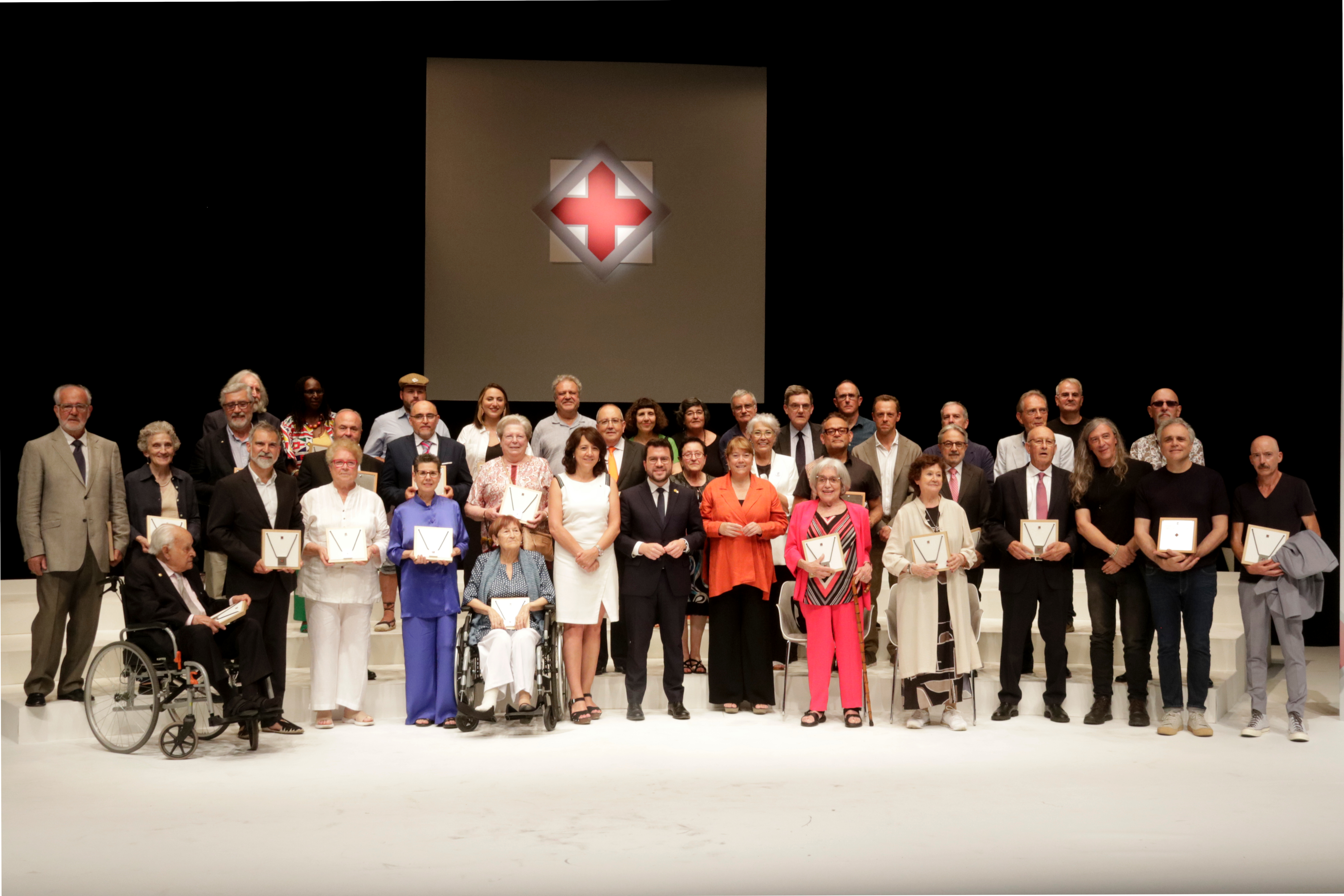 La foto de família de tots els guardonats de la Creu de Sant Jordi 2023 La foto de família de tots els guardonats de la Creu de Sant Jordi 2023