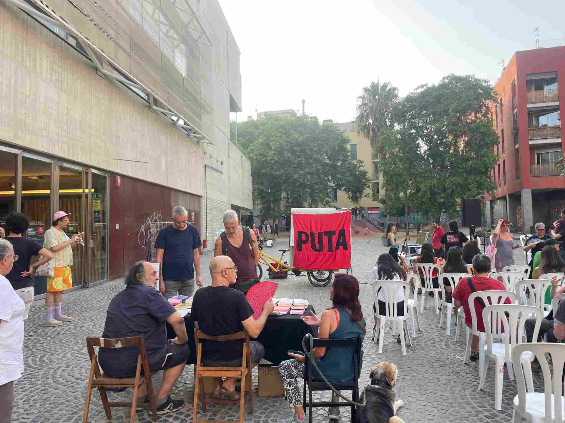 Xerrada de tres feministes a favor dels drets laborals en les treballadores sexuals