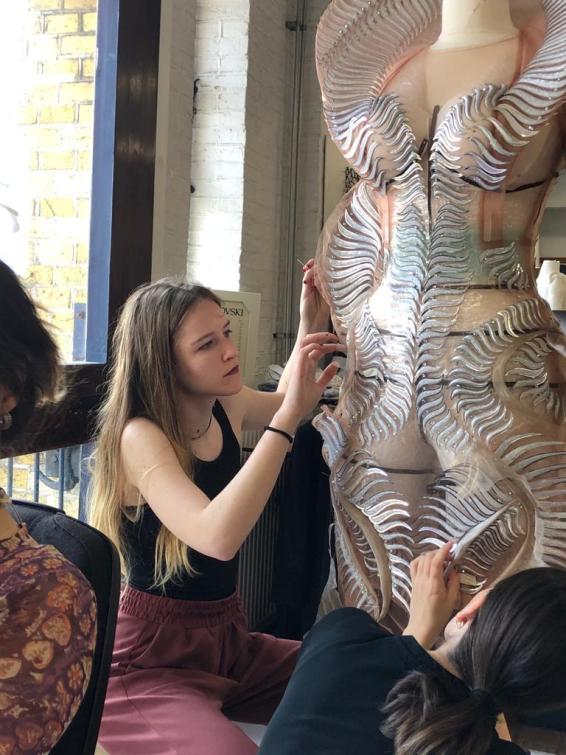 Carla Canadell treballant en el vestit de la Beyoncé per a la gira Renaissance Carla Canadell treballant en el vestit de la Beyoncé per a la gira Renaissance