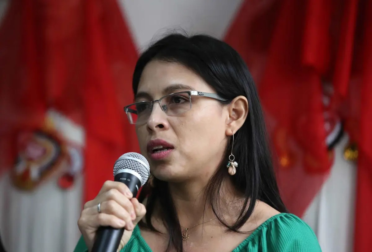 Marisiela Monzón Ramos, filla de Celia Ramos, morta el 1997 després d'haver estat esterilitzada forçosament pel règim d'Alberto Fujimori, parlant durant una roda de premsa a Lima (Perú). Marisiela Monzón Ramos, filla de Celia Ramos, morta el 1997 després d'haver estat esterilitzada forçosament pel règim d'Alberto Fujimori, parlant durant una roda de premsa a Lima (Perú).