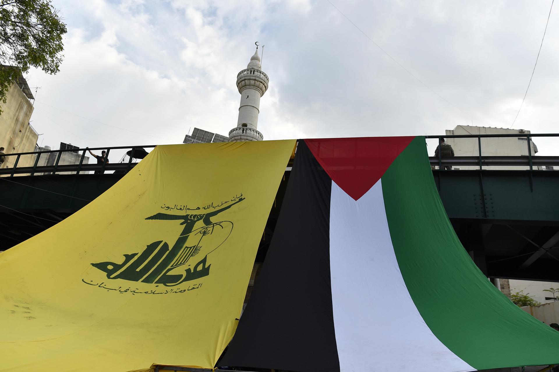 Bandera d'Hesbol·là i de Palestina en una protesta la setmana passada a Beirut
