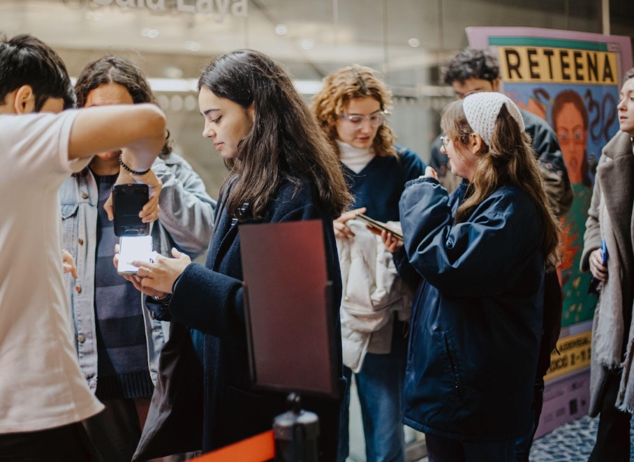 Assistents accedint al festival RETEENA