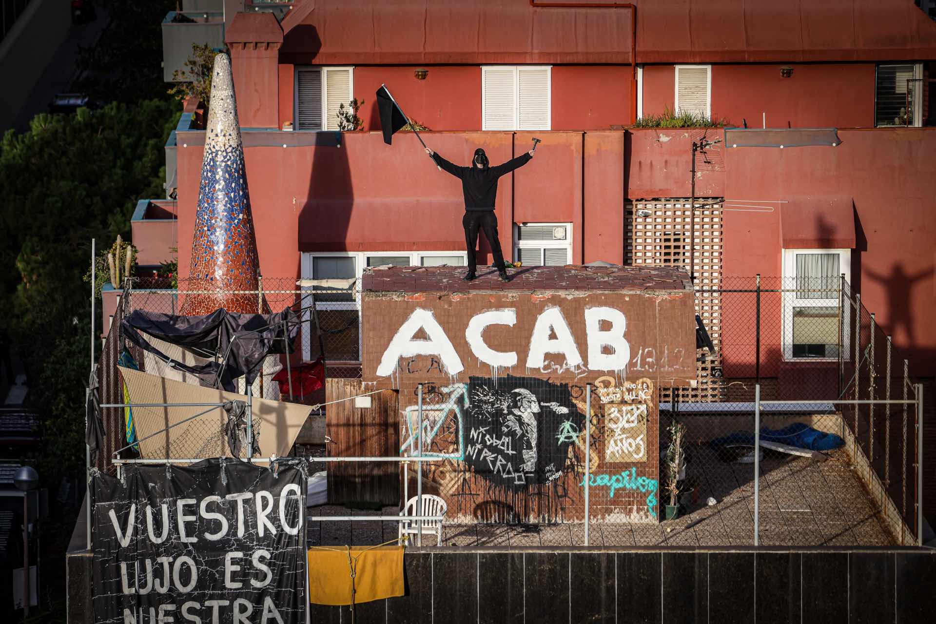 Un ocupa oneja una bandera negra al terrat del Kubo Un ocupa oneja una bandera negra al terrat del Kubo