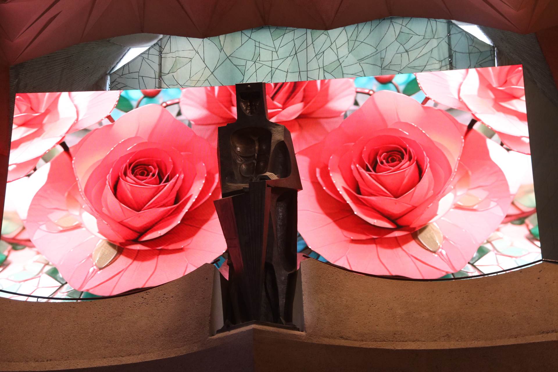 La Sagrada Família estrena una instal·lació digital amb IA amb roses ...
