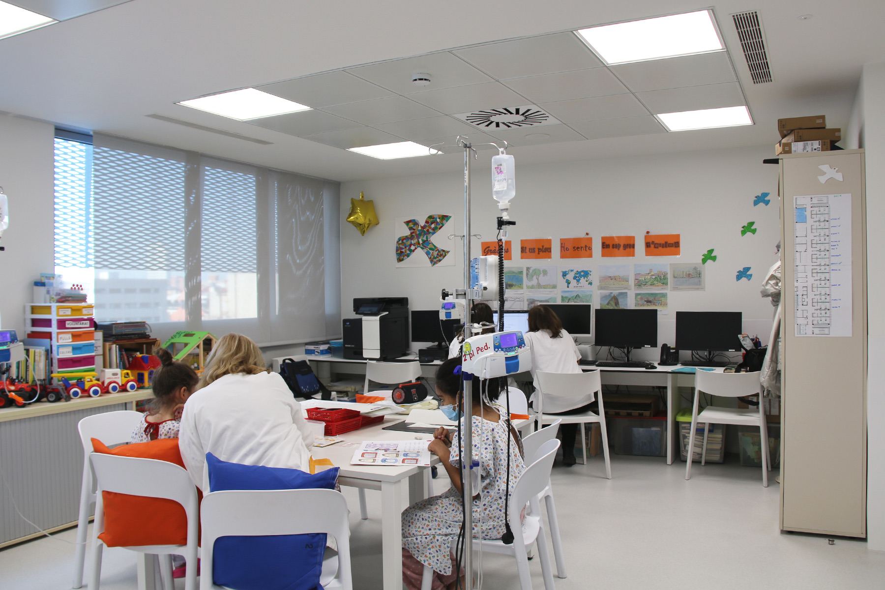 Professors i alumnes aprenent junts a l’aula. Professors i alumnes aprenent junts a l’aula.