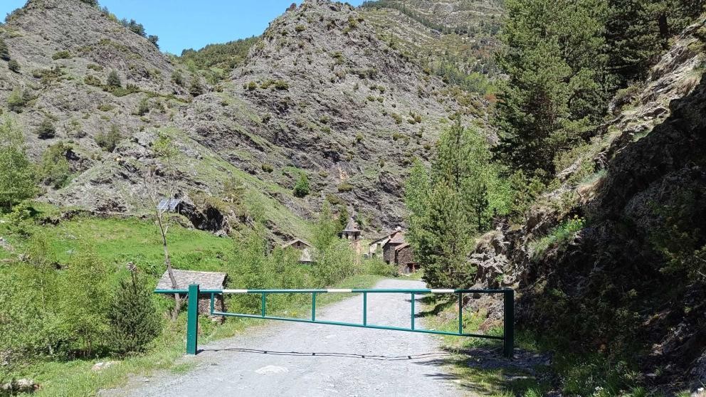 Tanca a l'entrada de Tor des de la pista forestal que connecta amb Andorra Tanca a l'entrada de Tor des de la pista forestal que connecta amb Andorra