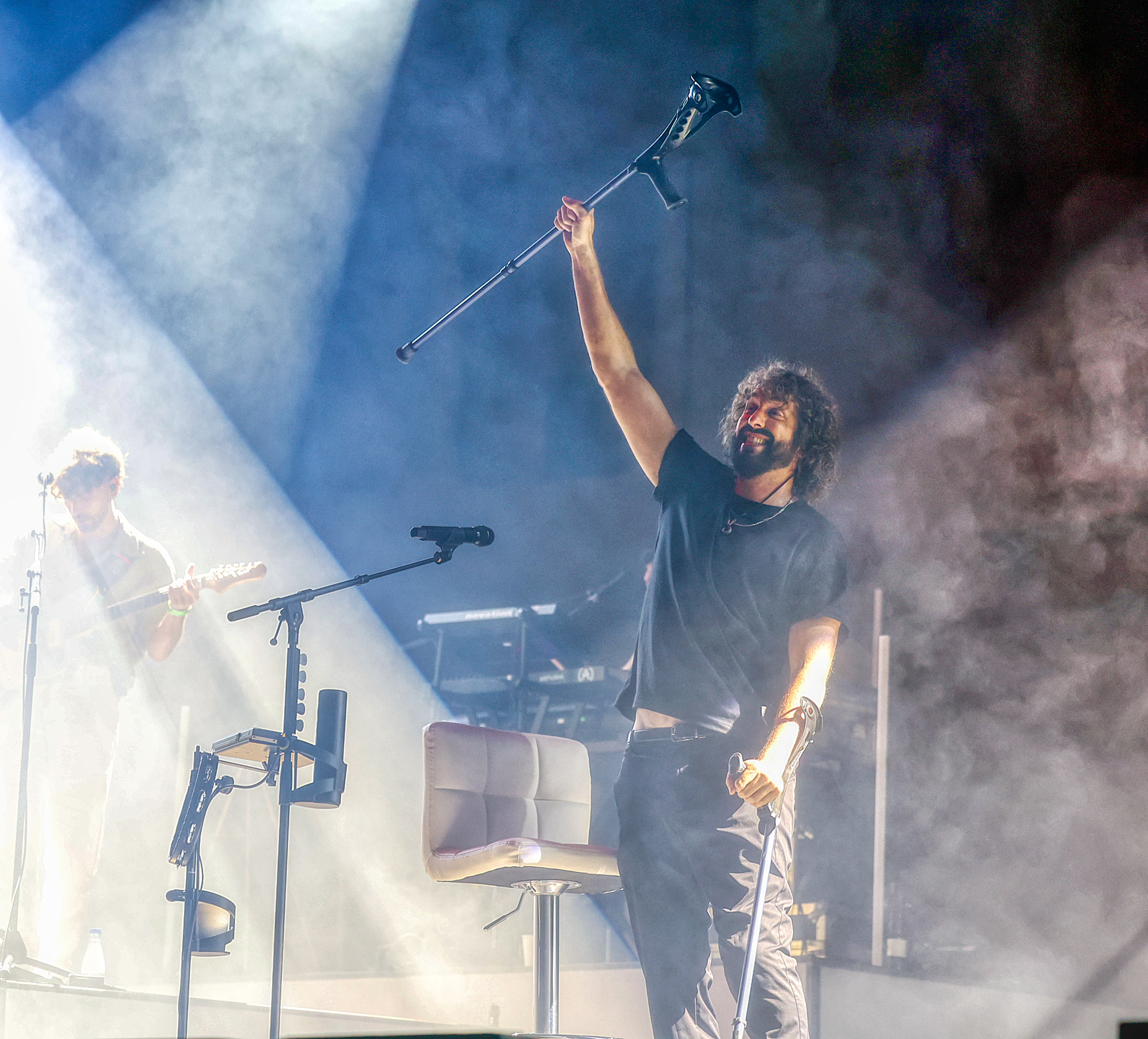 Mikel Izal alçant una crossa celebrant el bon concert malgrat les dificultats