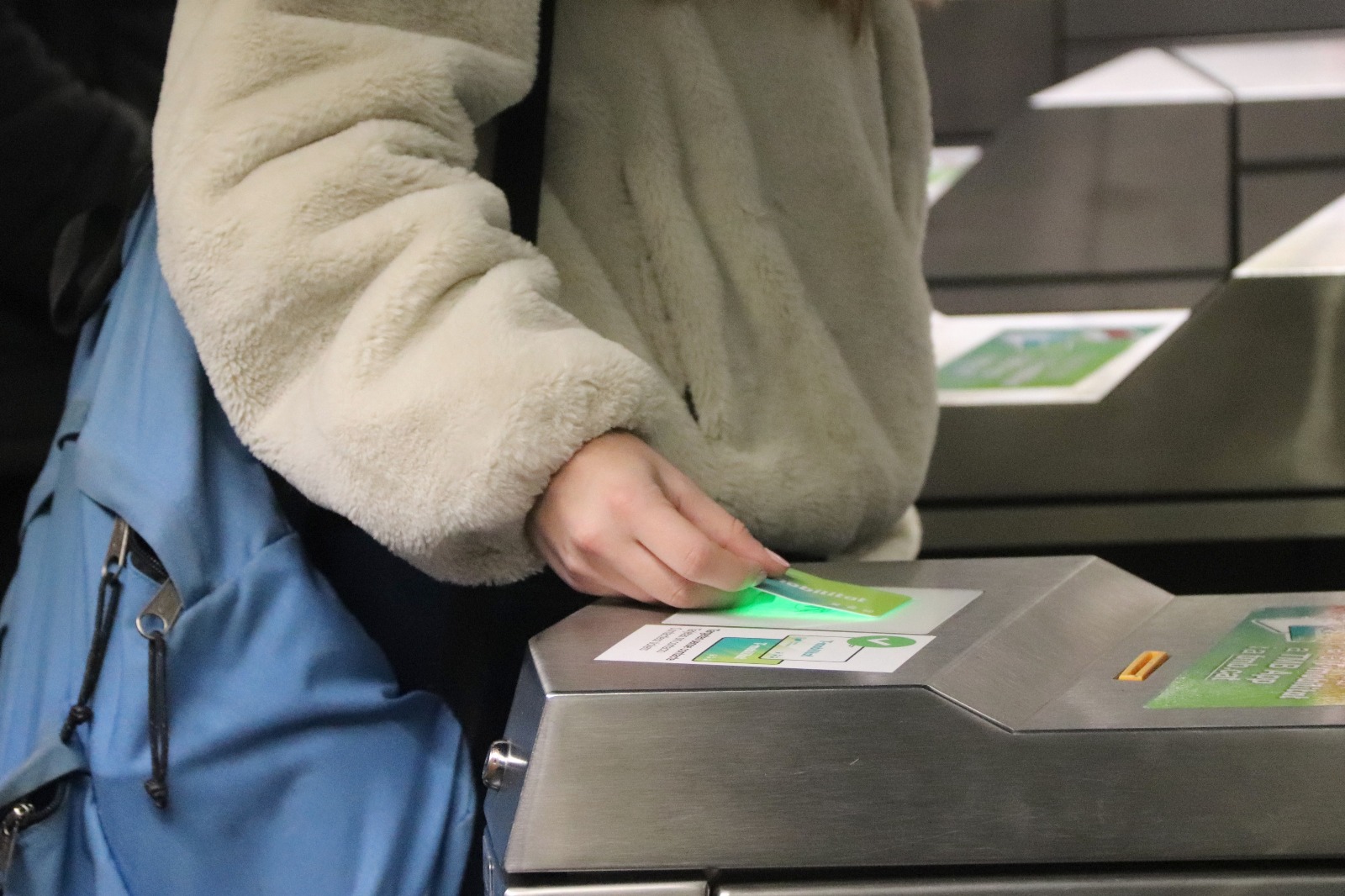 Una persona fent servir la T-Mobilitat per accedir al metro de Barcelona. Una persona fent servir la T-Mobilitat per accedir al metro de Barcelona.