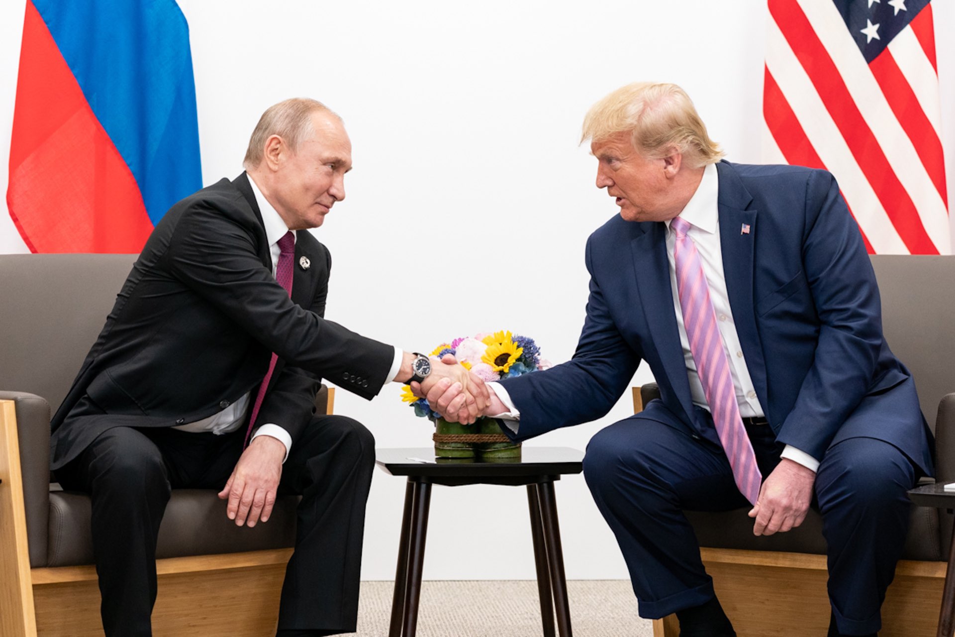 Donald Trump i Vladímir Putin durant la cimera del G20 a Japó de 2019 Donald Trump i Vladímir Putin durant la cimera del G20 a Japó de 2019