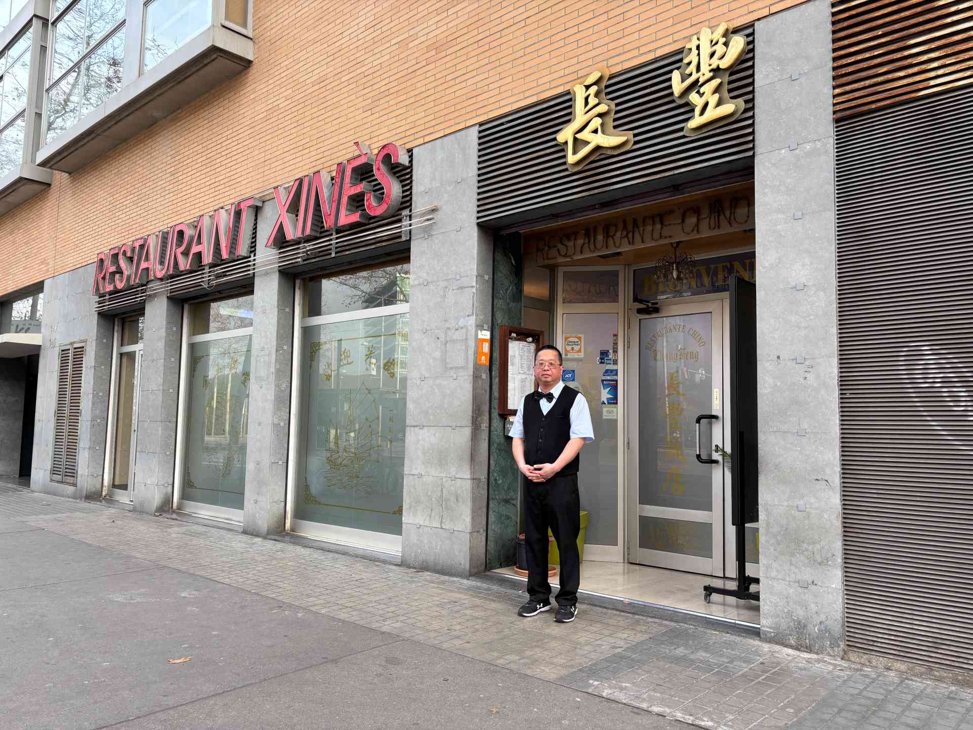 En Liang davant del restaurant xinès més estimat del Poblenou