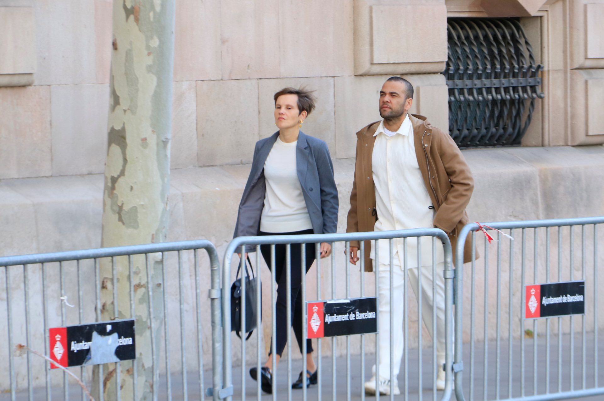 Dani Alves, acompanyat de la seva advocada, Inés Guardiola, arribant per primera vegada a l'Audiència de Barcelona després de sortir de la presó sota fiança. Dani Alves, acompanyat de la seva advocada, Inés Guardiola, arribant per primera vegada a l'Audiència de Barcelona després de sortir de la presó sota fiança.
