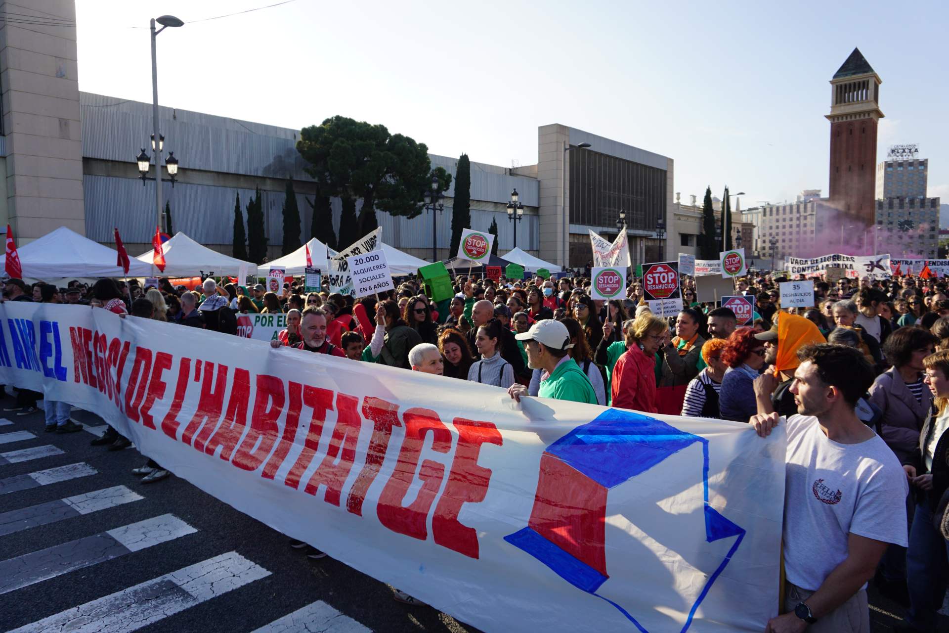 Manifestants arriben a la plaça Espanya de Barcelona el dissabte 5'd'abril.
