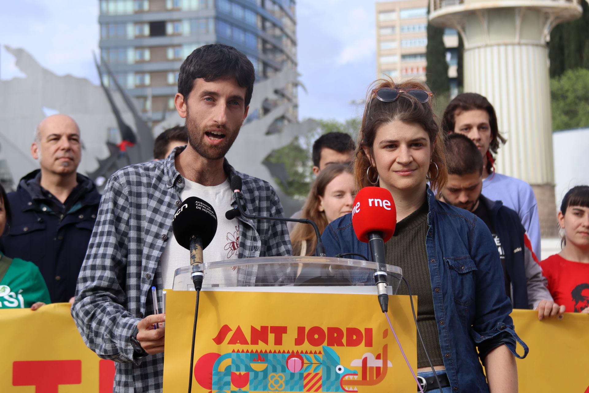 Els portaveus de la plataforma Sant Jordi per la Llengua, Adrià Font i Núria Alcaraz. Els portaveus de la plataforma Sant Jordi per la Llengua, Adrià Font i Núria Alcaraz.