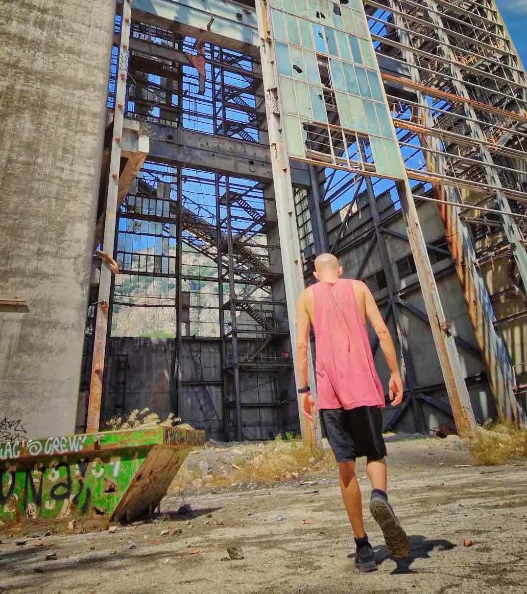 David Sitjes explorant un lloc abandonat