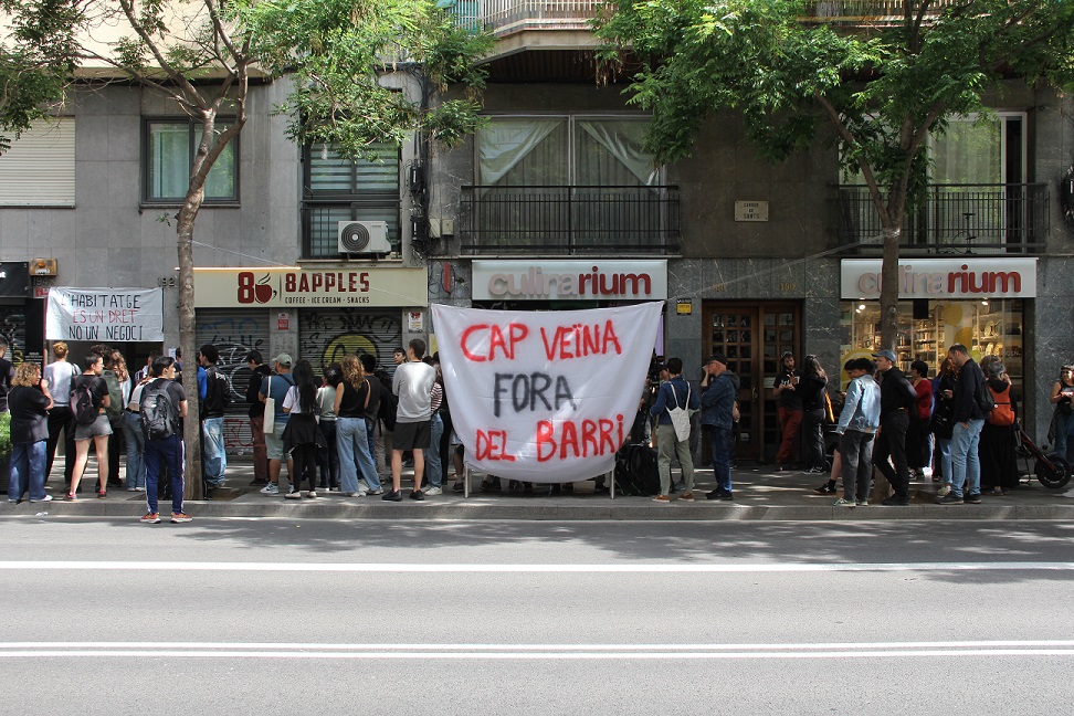 Concentració de veïns davant el pis de la Pepi