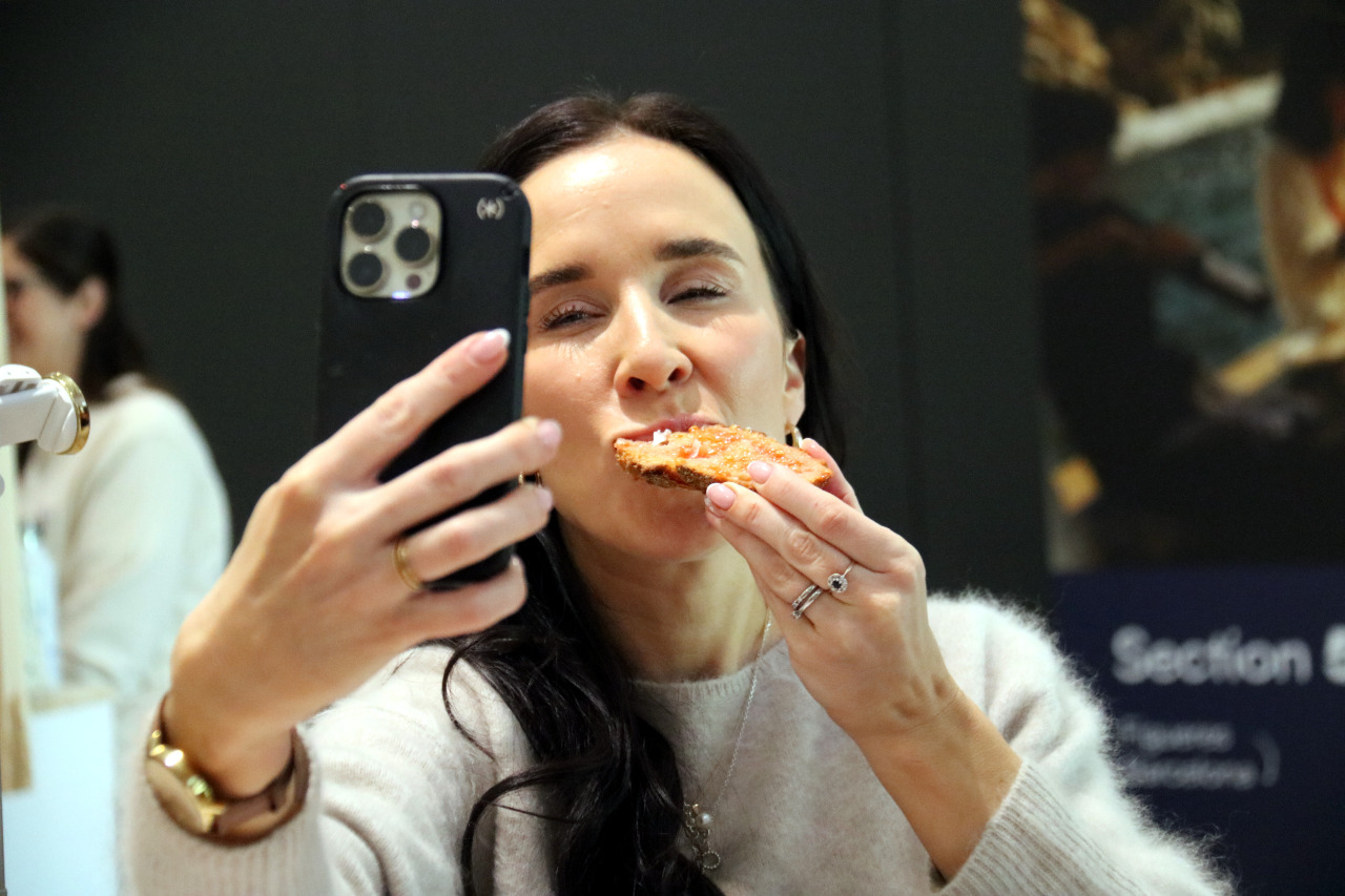 Una 'influencer' es fa un 'selfie' mentre menja pa amb tomàquet