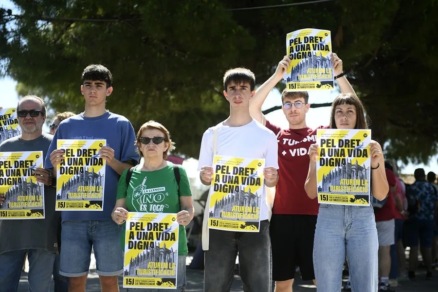 La plataforma 'Menys Turisme, Més Vida' ('Menys Turisme, Més Vida') informa aquest dissabte de la manifestació contra el turisme massiu el 15 de juny, al Parc de la Mar, a Palma.