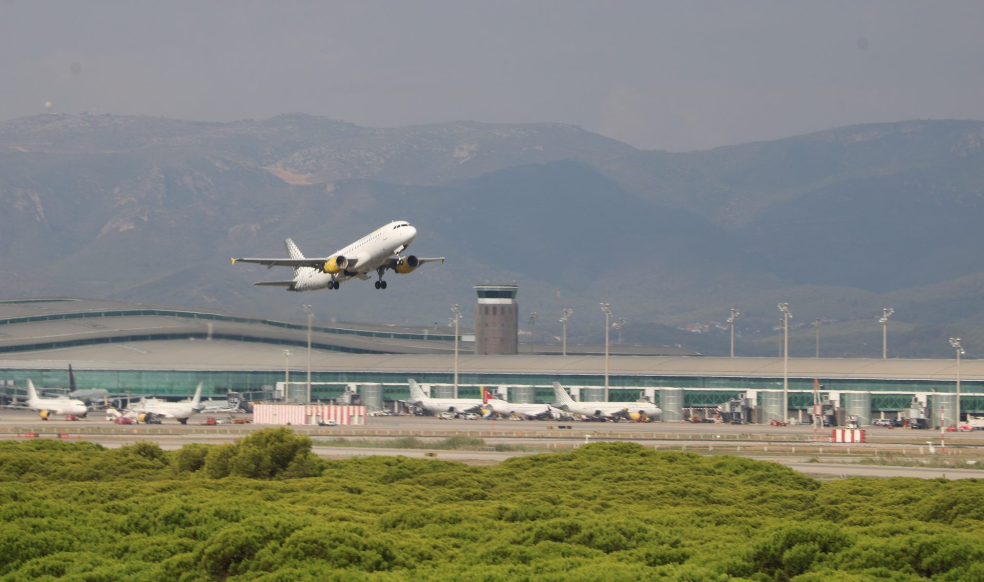 Un avió enlairant-se des de la T1 de l'Aeroport del Prat, el setembre de 2021 Un avió enlairant-se des de la T1 de l'Aeroport del Prat, el setembre de 2021
