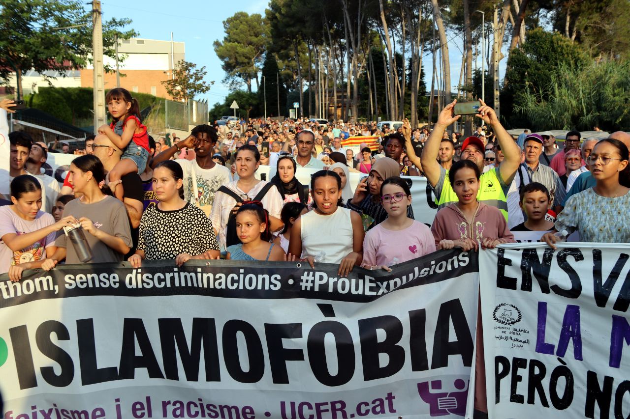 Capçalera de la manifestació a Piera contra el racisme i la islamofòbia